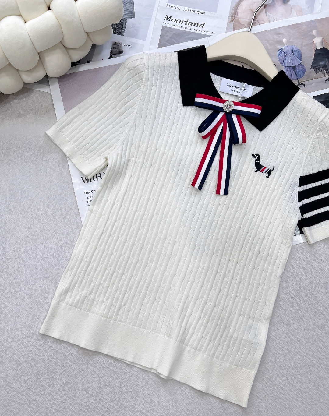 🆕 THOM BROWNE 学院风蝴蝶结装饰小狗翻领针织衫今年新出的Polo领撞色处理简直清新脱俗，是不