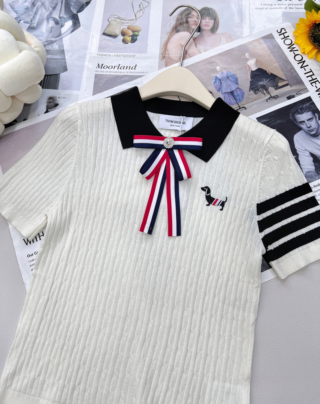 🆕 THOM BROWNE 学院风蝴蝶结装饰小狗翻领针织衫今年新出的Polo领撞色处理简直清新脱俗，是不