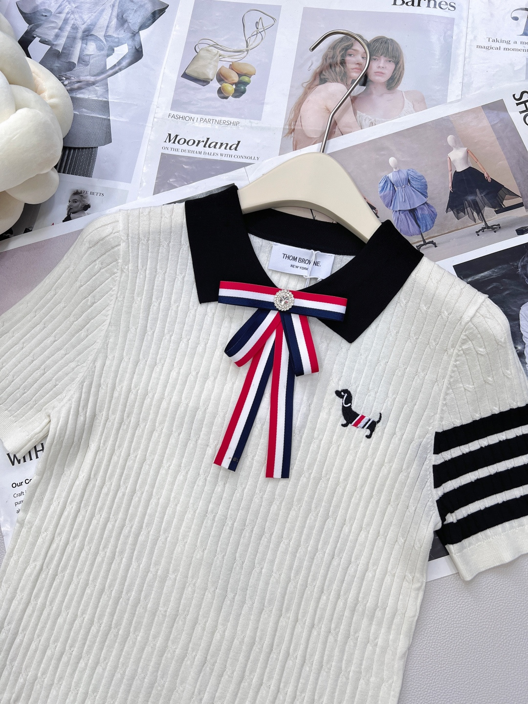 🆕 THOM BROWNE 学院风蝴蝶结装饰小狗翻领针织衫今年新出的Polo领撞色处理简直清新脱俗，是不