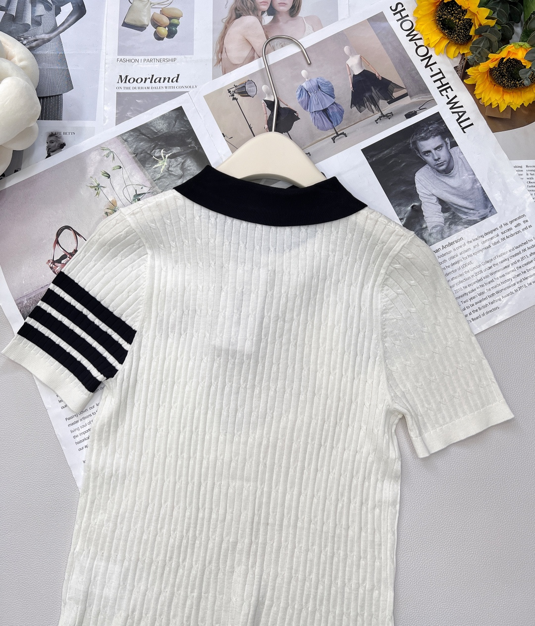 🆕 THOM BROWNE 学院风蝴蝶结装饰小狗翻领针织衫今年新出的Polo领撞色处理简直清新脱俗，是不