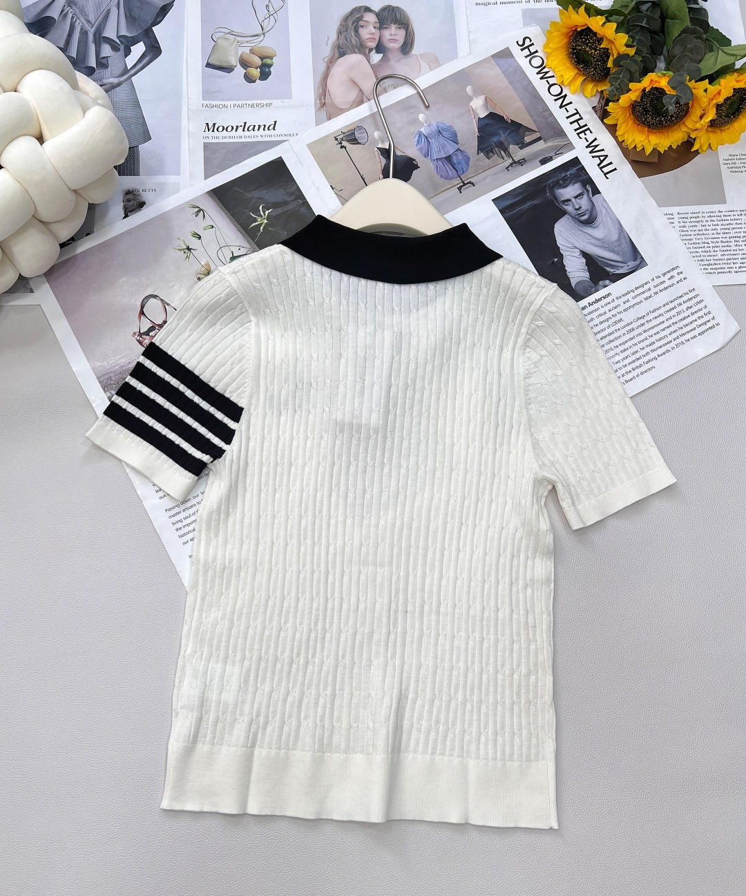 🆕 THOM BROWNE 学院风蝴蝶结装饰小狗翻领针织衫今年新出的Polo领撞色处理简直清新脱俗，是不