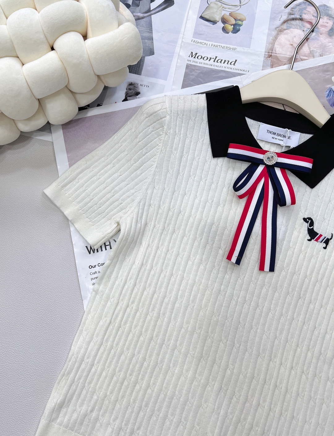 🆕 THOM BROWNE 学院风蝴蝶结装饰小狗翻领针织衫今年新出的Polo领撞色处理简直清新脱俗，是不