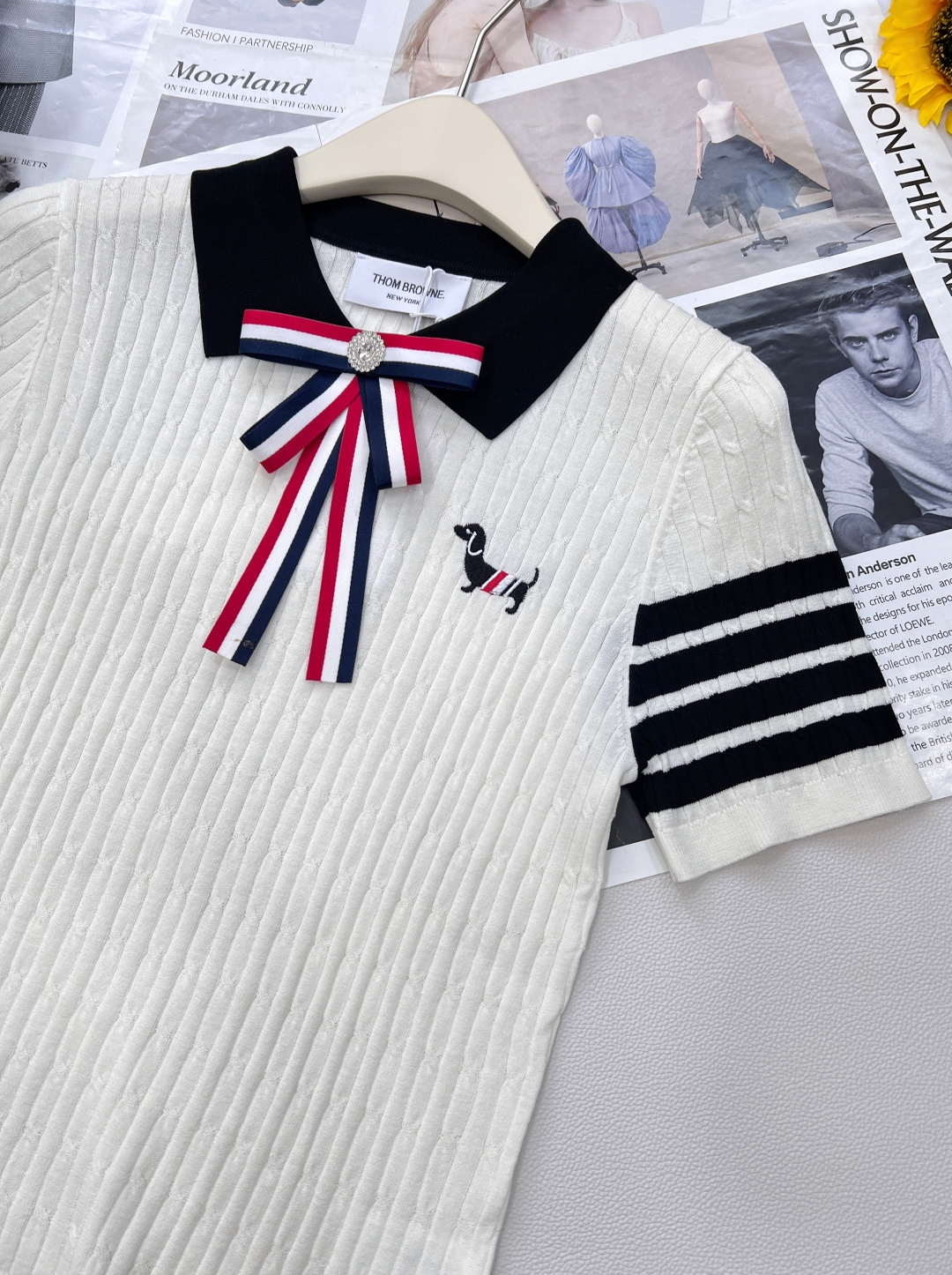 🆕 THOM BROWNE 学院风蝴蝶结装饰小狗翻领针织衫今年新出的Polo领撞色处理简直清新脱俗，是不