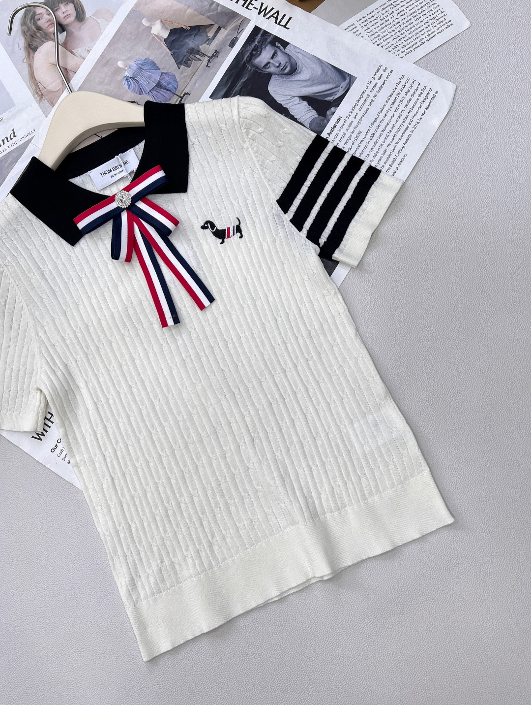 🆕 THOM BROWNE 学院风蝴蝶结装饰小狗翻领针织衫今年新出的Polo领撞色处理简直清新脱俗，是不