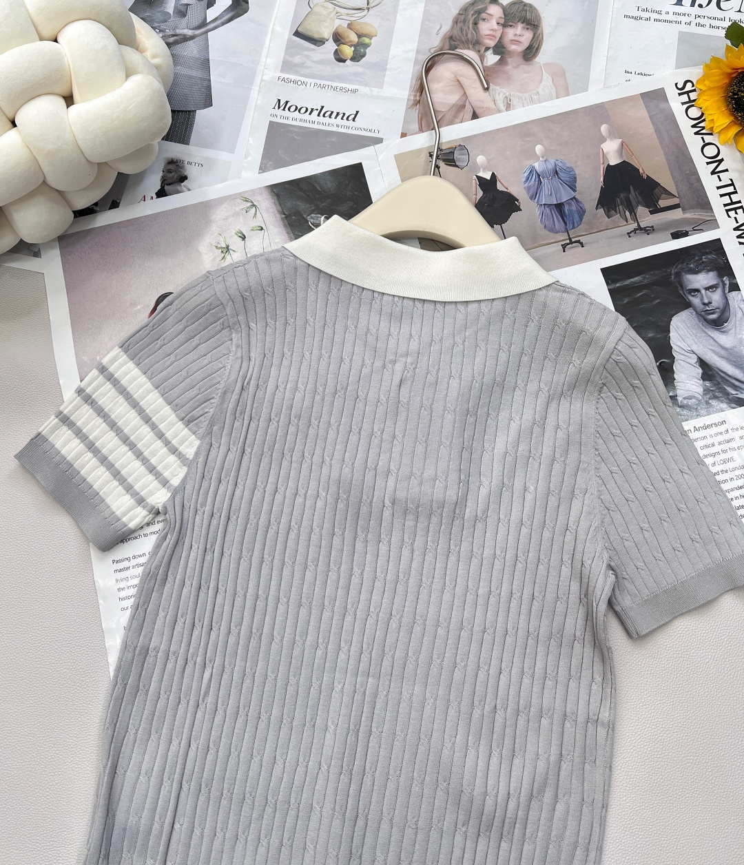 🆕 THOM BROWNE 学院风蝴蝶结装饰小狗翻领针织衫今年新出的Polo领撞色处理简直清新脱俗，是不