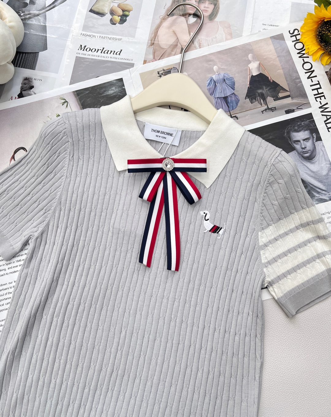 🆕 THOM BROWNE 学院风蝴蝶结装饰小狗翻领针织衫今年新出的Polo领撞色处理简直清新脱俗，是不