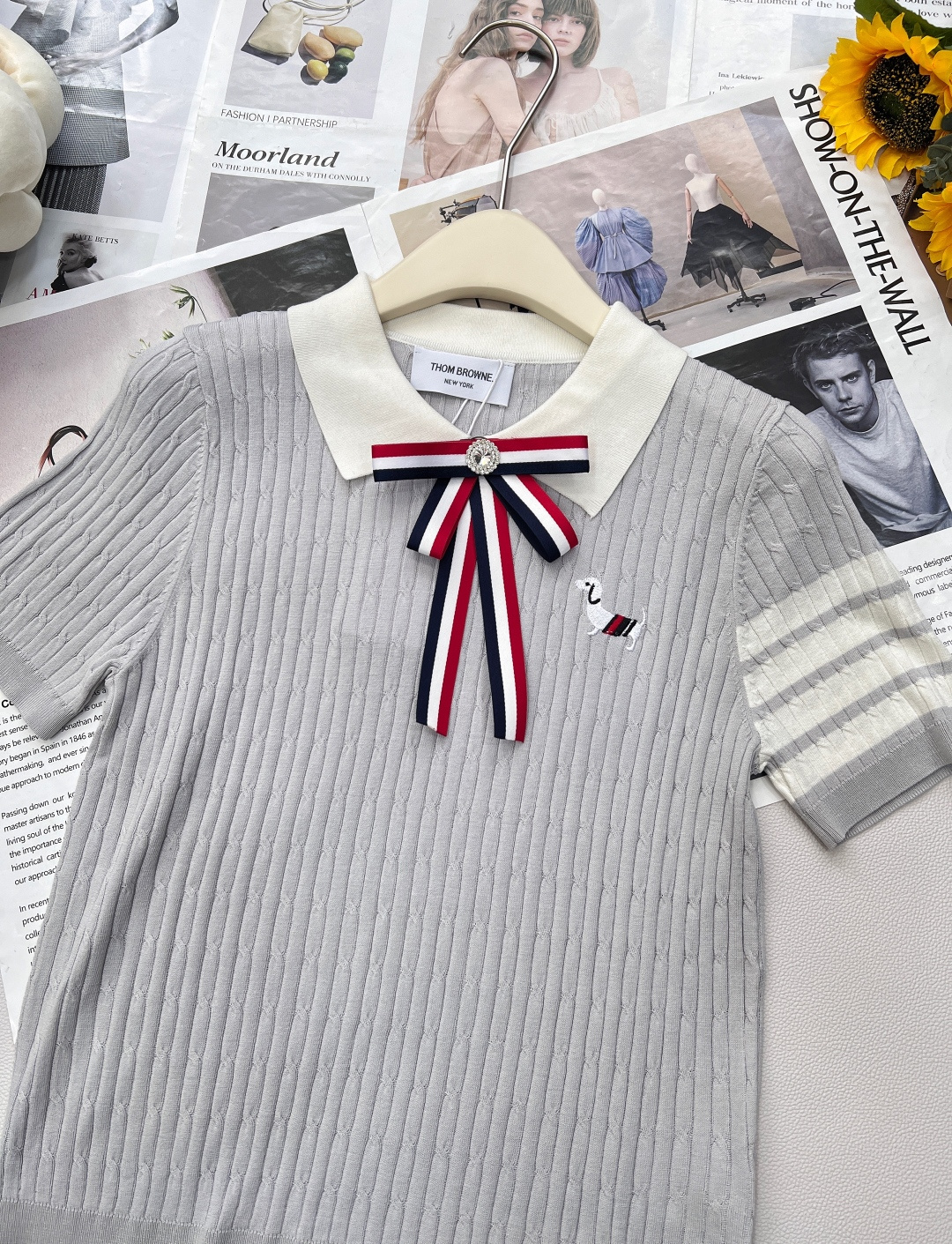 🆕 THOM BROWNE 学院风蝴蝶结装饰小狗翻领针织衫今年新出的Polo领撞色处理简直清新脱俗，是不
