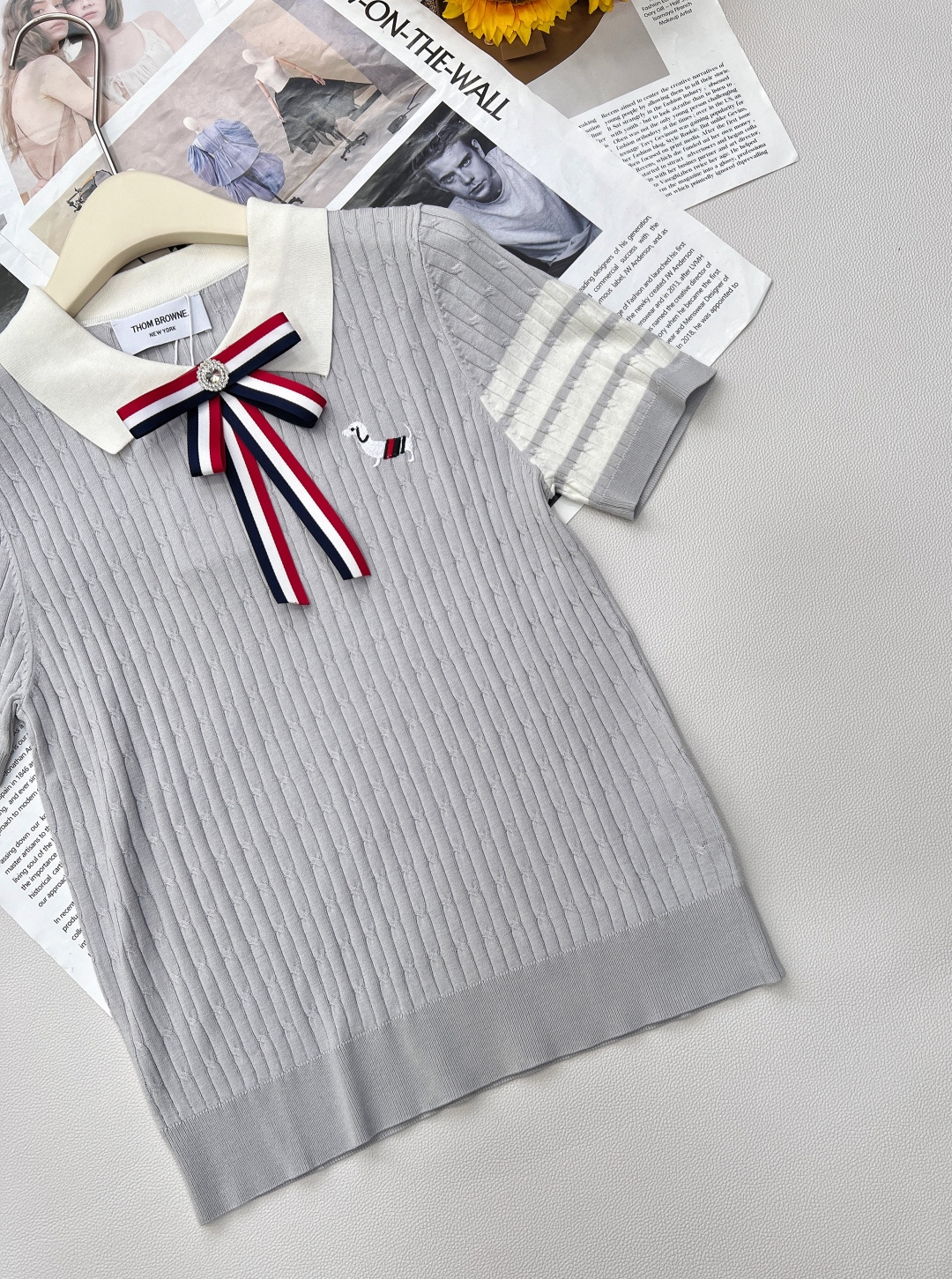 🆕 THOM BROWNE 学院风蝴蝶结装饰小狗翻领针织衫今年新出的Polo领撞色处理简直清新脱俗，是不