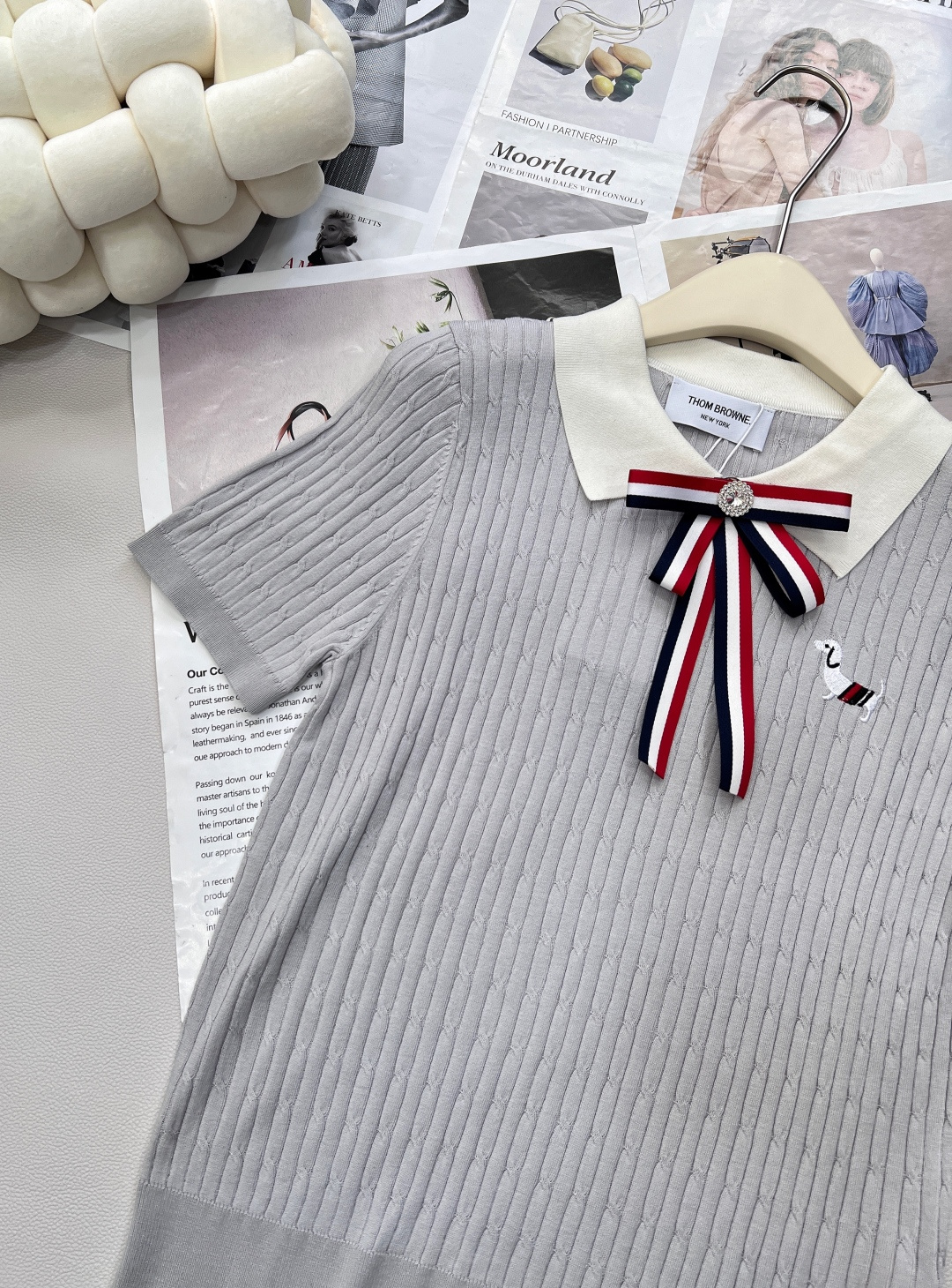 🆕 THOM BROWNE 学院风蝴蝶结装饰小狗翻领针织衫今年新出的Polo领撞色处理简直清新脱俗，是不
