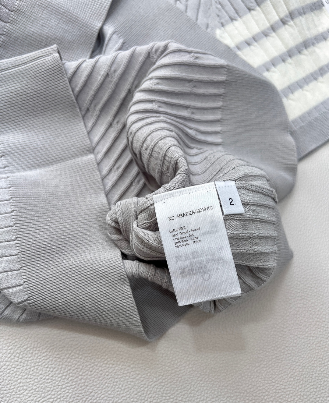 🆕 THOM BROWNE 学院风蝴蝶结装饰小狗翻领针织衫今年新出的Polo领撞色处理简直清新脱俗，是不