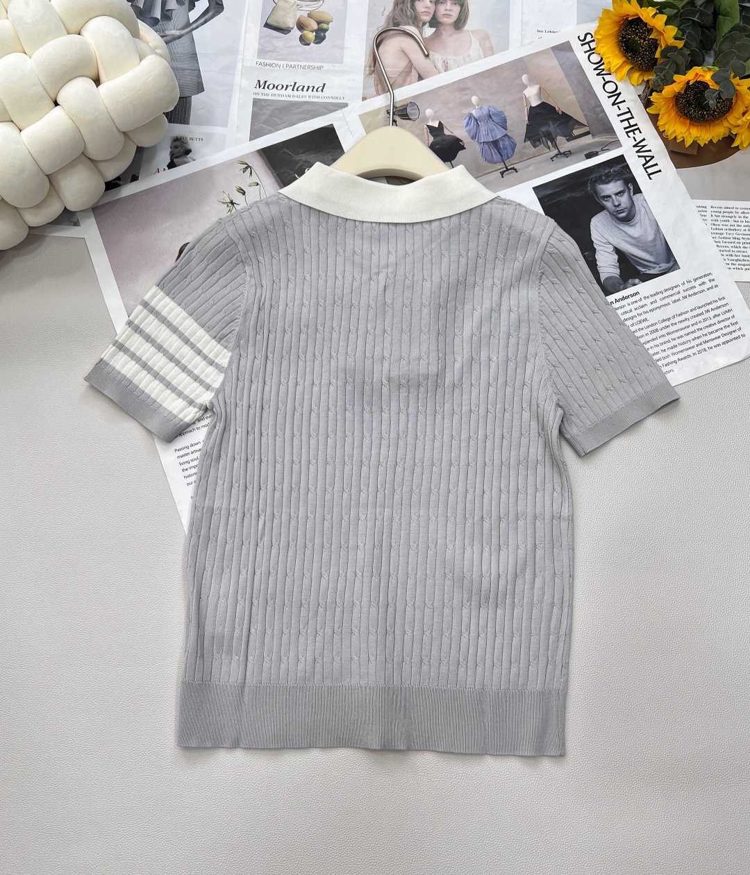 🆕 THOM BROWNE 学院风蝴蝶结装饰小狗翻领针织衫今年新出的Polo领撞色处理简直清新脱俗，是不