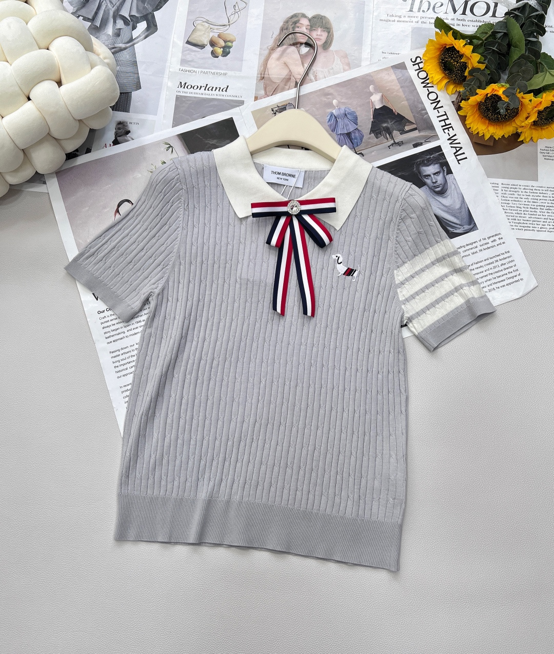 NO:429305,THOM BROWNE Academy style bow decorative puppy lapel sweater. The new Polo collar contrast treatment this year is simply fresh and refined. Isn’t it so much fun? Super cute puppy badge sweater. The bow decorative combination is particularly refreshing. The color matching is super beautiful. It is very healing. The contrast treatment of the neckline is simple and beautiful. It is essential. Straight fit + dog embroidery design, texture and details visible to the naked eye!  The overall style is simpler and clean. Wear the style of a good girl next door, and it is OK with a versatile skirt. It is cute and cute~ three standards are complete, three colors are excellent. Size sml. T987260, skirts, alexander wang19860909THOM BROWNE 学院风蝴蝶结装饰小狗翻领针织衫 今年新出的Polo领撞色处理简直清新脱俗,是不是有那么亿点点的心动呀～ 超可爱的小狗徽章针织衫 蝴蝶结装饰搭配特别清爽 显气质显白的配色 配色超美 很治愈～ 领口的撞色处理简约又好看,必备单品 直身版型+狗狗刺绣设计,肉眼可见的质感和细节！ 整体更加简洁,干净的气息 穿上邻家乖乖女的风格,配百搭半裙就OK 减龄可爱～三标齐全,三色出 尺码sml 编T987260,,skirts,alexander wang,Women's clothing