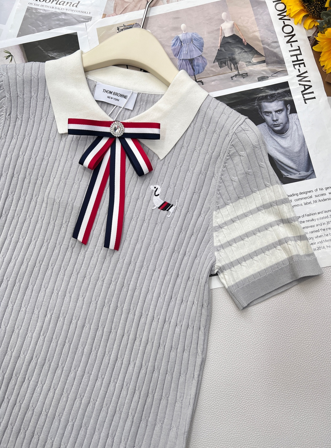 🆕 THOM BROWNE 学院风蝴蝶结装饰小狗翻领针织衫今年新出的Polo领撞色处理简直清新脱俗，是不