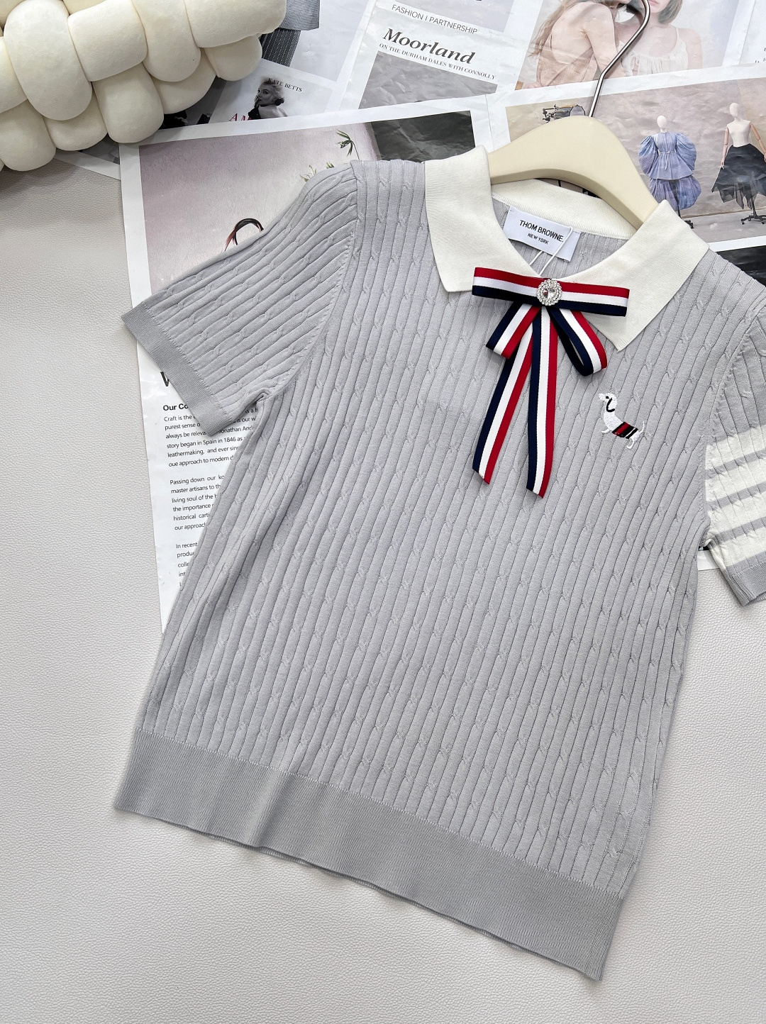 🆕 THOM BROWNE 学院风蝴蝶结装饰小狗翻领针织衫今年新出的Polo领撞色处理简直清新脱俗，是不