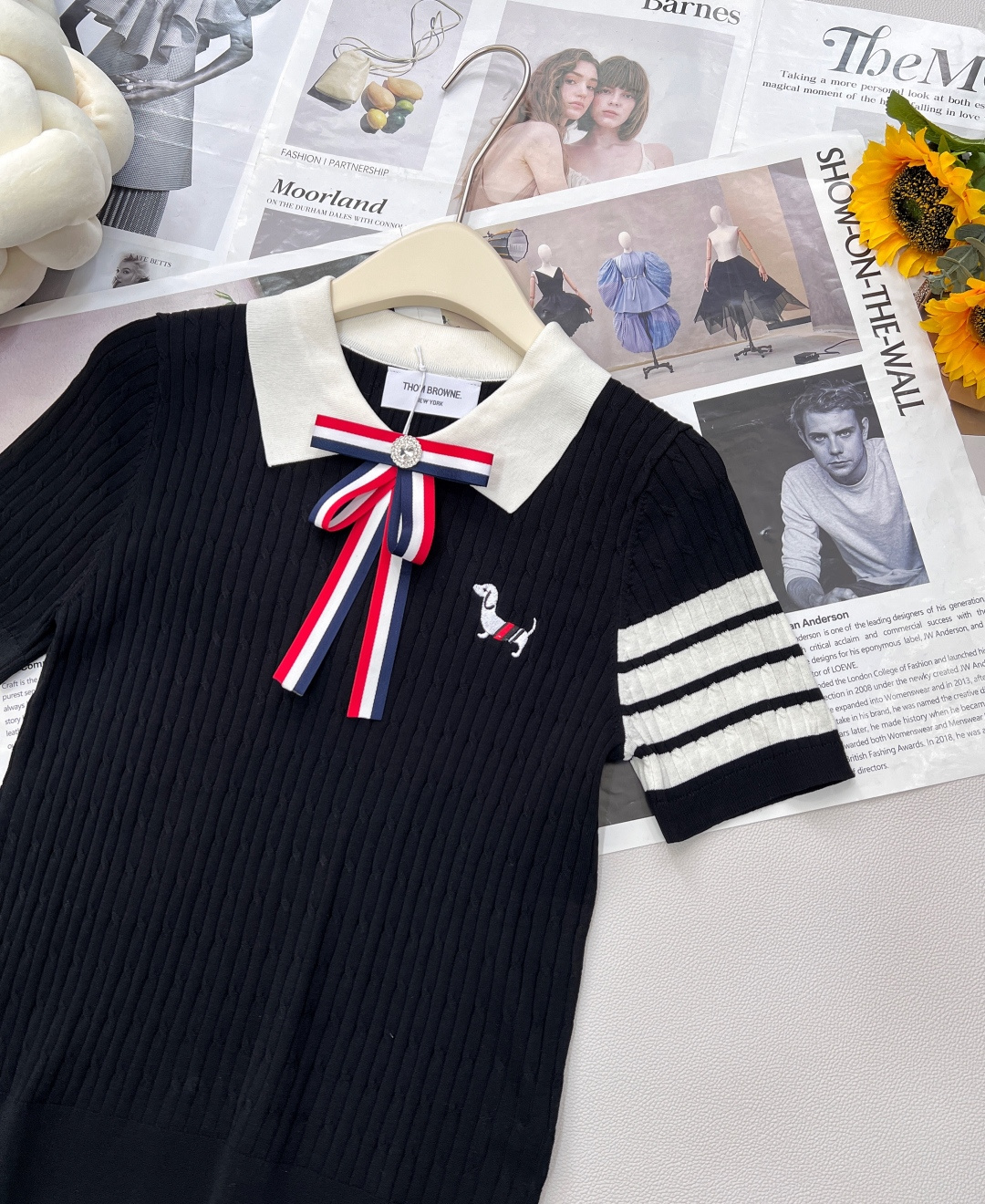 🆕 THOM BROWNE 学院风蝴蝶结装饰小狗翻领针织衫今年新出的Polo领撞色处理简直清新脱俗，是不