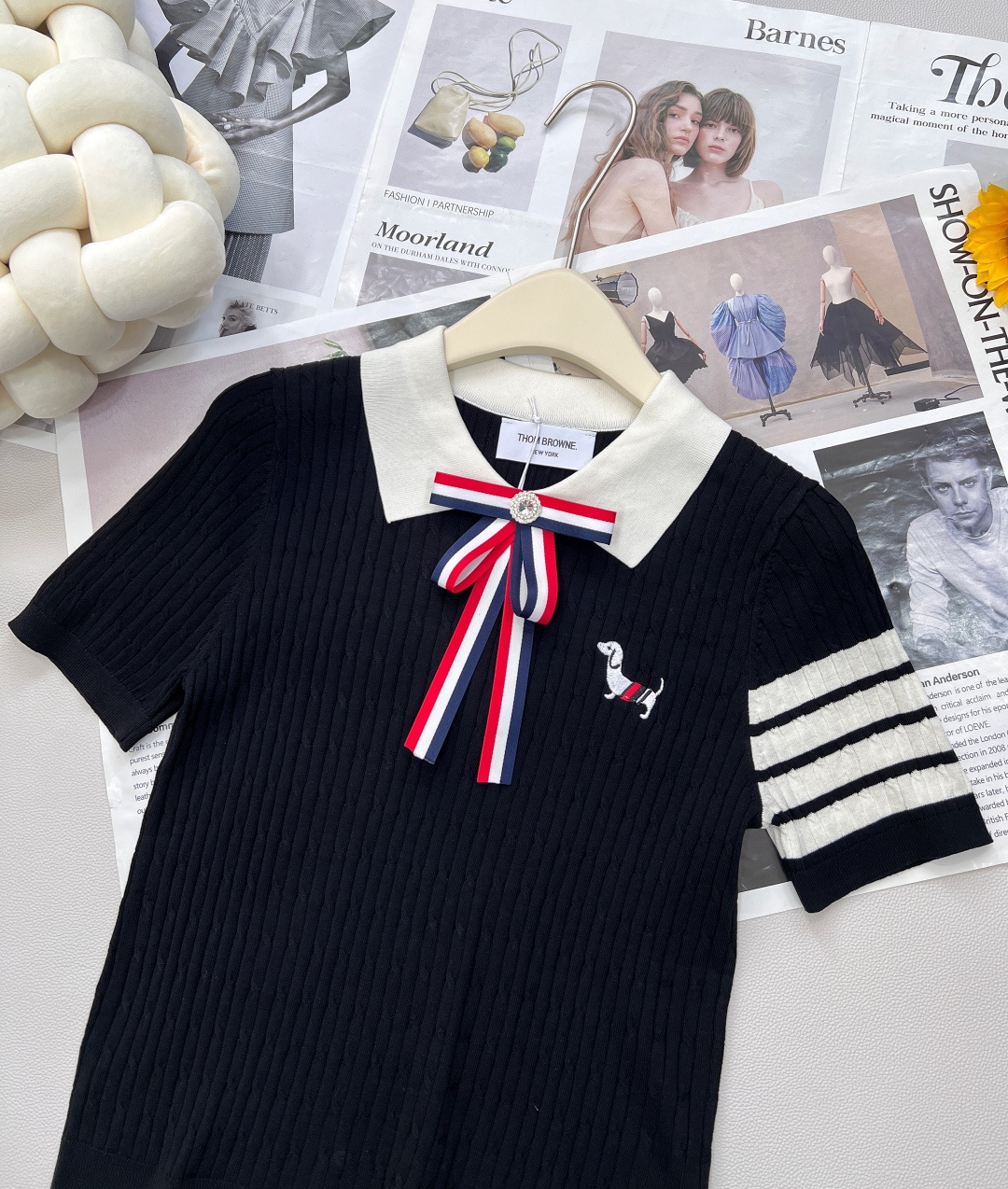 🆕 THOM BROWNE 学院风蝴蝶结装饰小狗翻领针织衫今年新出的Polo领撞色处理简直清新脱俗，是不