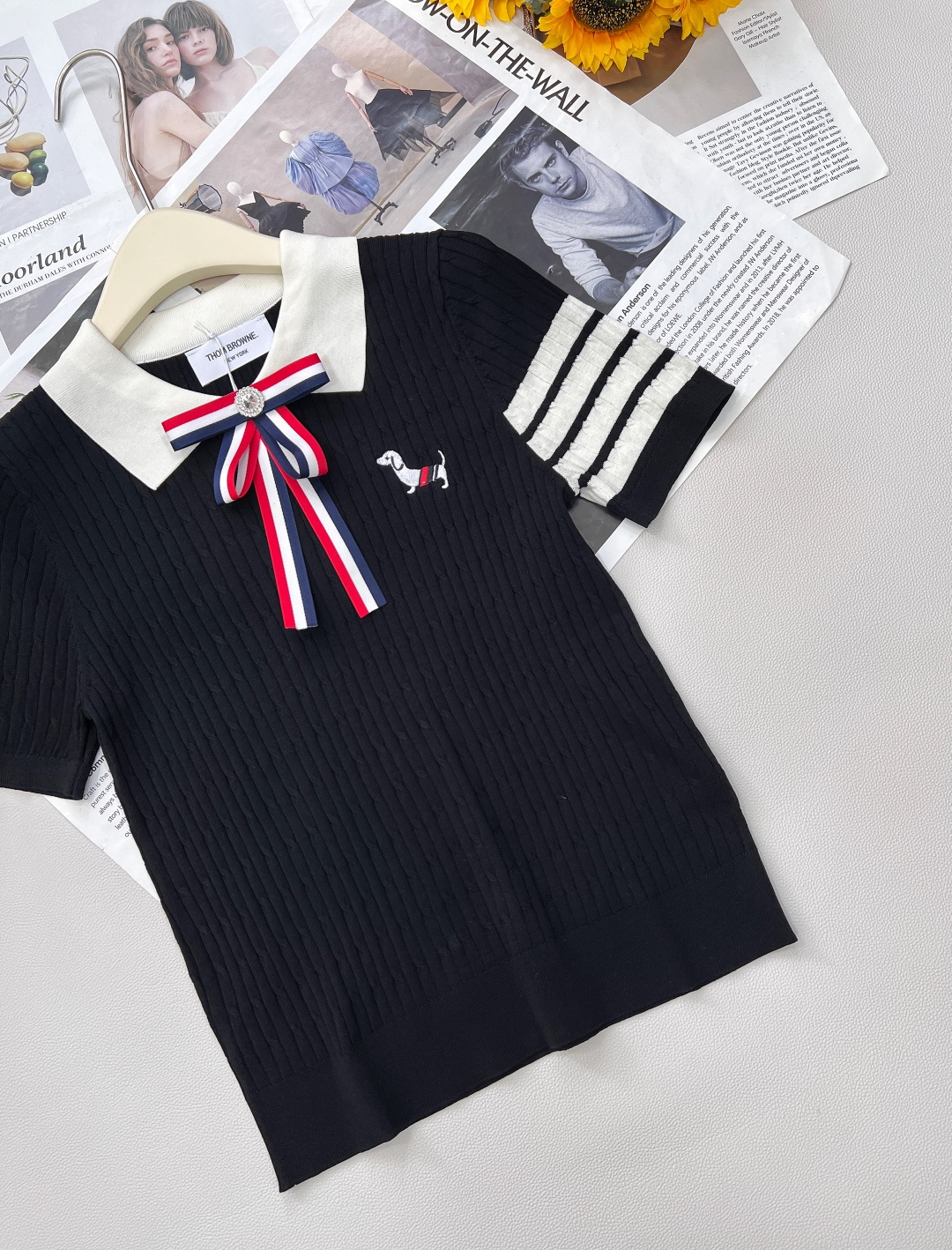 🆕 THOM BROWNE 学院风蝴蝶结装饰小狗翻领针织衫今年新出的Polo领撞色处理简直清新脱俗，是不