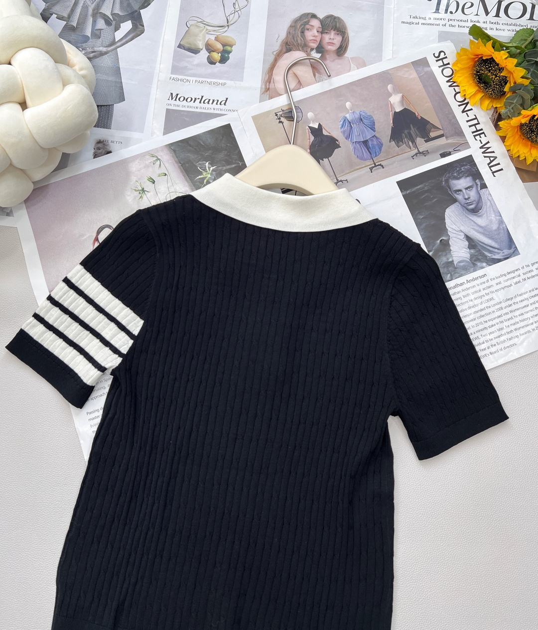 🆕 THOM BROWNE 学院风蝴蝶结装饰小狗翻领针织衫今年新出的Polo领撞色处理简直清新脱俗，是不
