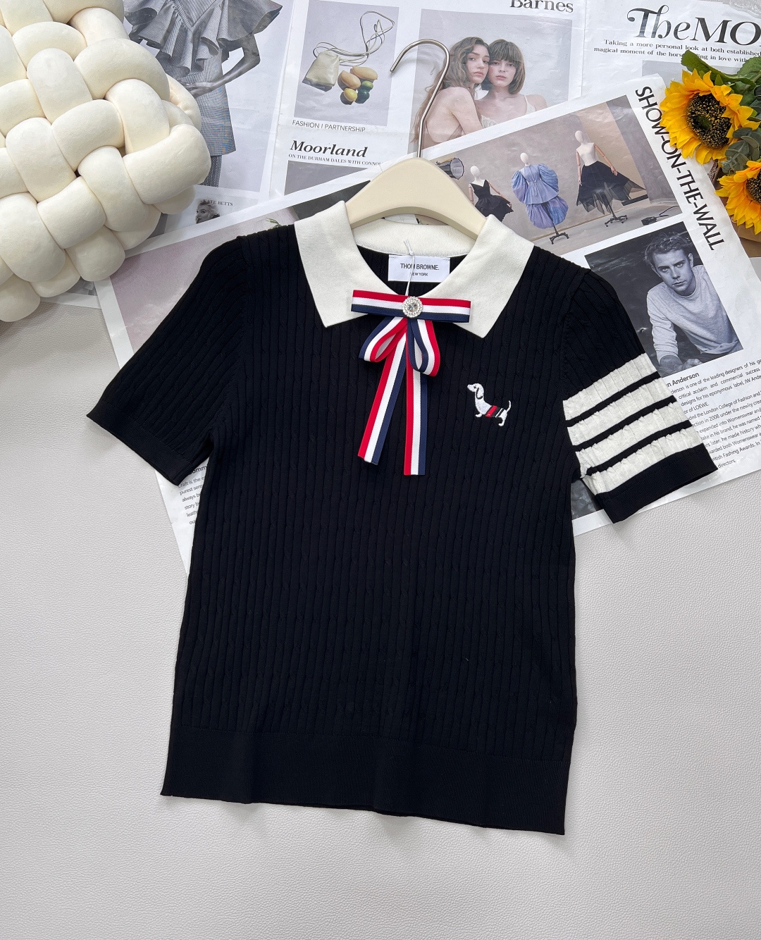 NO:429315,THOM BROWNE Academy style bow decorative puppy lapel sweater. The new Polo collar contrast treatment this year is simply fresh and refined. Isn’t it so much fun? Super cute puppy badge sweater. The bow decorative combination is particularly refreshing. The color matching is super beautiful. It is very healing. The contrast treatment of the neckline is simple and beautiful. It is essential. Straight fit + dog embroidery design, texture and details visible to the naked eye!  The overall style is simpler and clean. Wear the style of a good girl next door, and it is OK with a versatile skirt. It is cute and cute~ three-standard, three-color size sml code, skirts, alexander wang19860909THOM BROWNE 学院风蝴蝶结装饰小狗翻领针织衫 今年新出的Polo领撞色处理简直清新脱俗,是不是有那么亿点点的心动呀～ 超可爱的小狗徽章针织衫 蝴蝶结装饰搭配特别清爽 显气质显白的配色 配色超美 很治愈～ 领口的撞色处理简约又好看,必备单品 直身版型+狗狗刺绣设计,肉眼可见的质感和细节！ 整体更加简洁,干净的气息 穿上邻家乖乖女的风格,配百搭半裙就OK 减龄可爱～三标齐全,三色出 尺码sml 编码,,skirts,alexander wang,Women's clothing