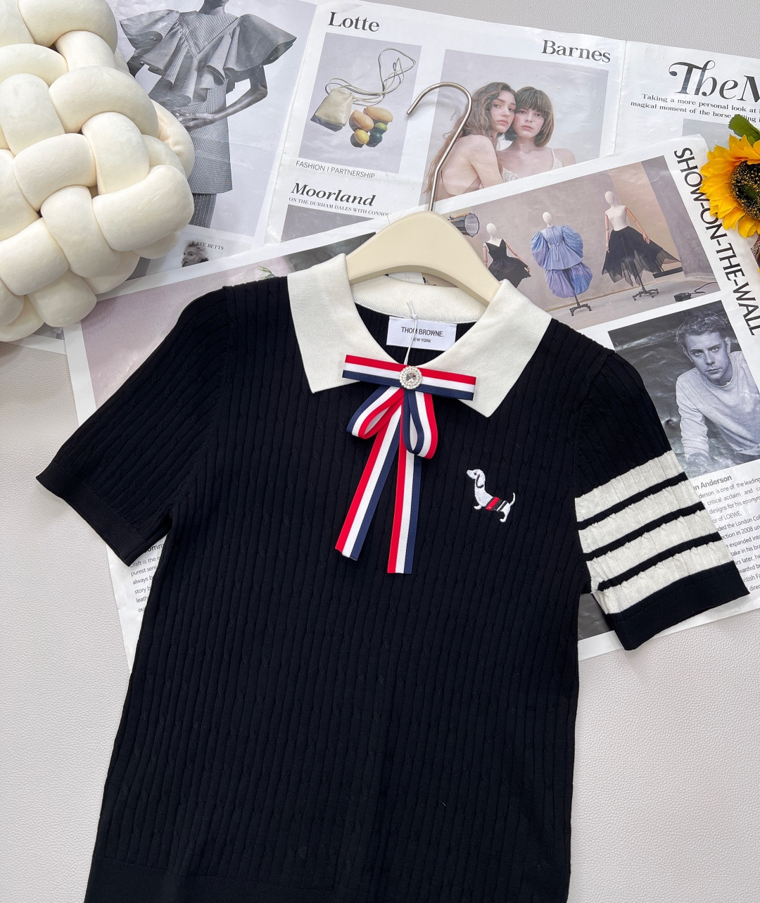 🆕 THOM BROWNE 学院风蝴蝶结装饰小狗翻领针织衫今年新出的Polo领撞色处理简直清新脱俗，是不