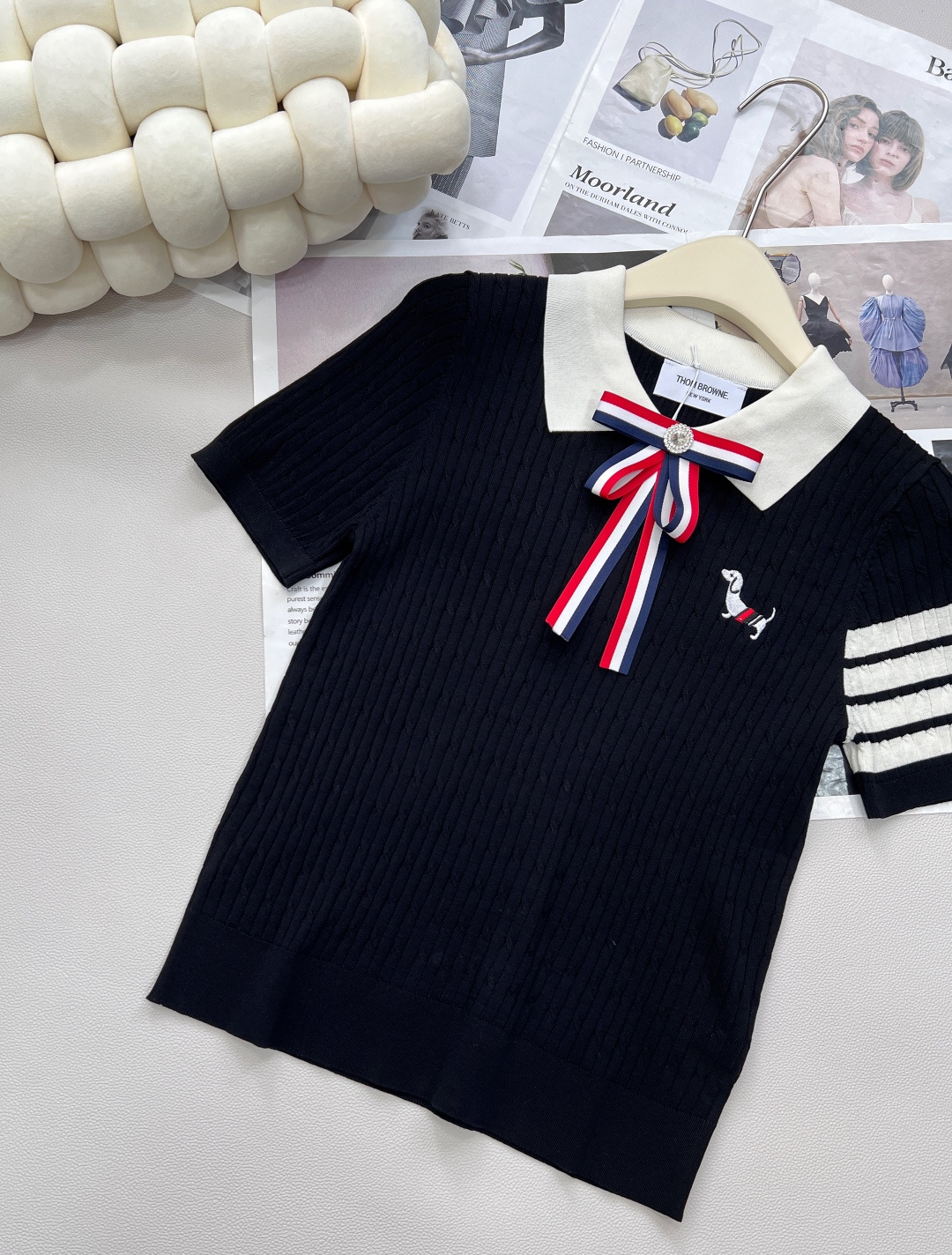 🆕 THOM BROWNE 学院风蝴蝶结装饰小狗翻领针织衫今年新出的Polo领撞色处理简直清新脱俗，是不