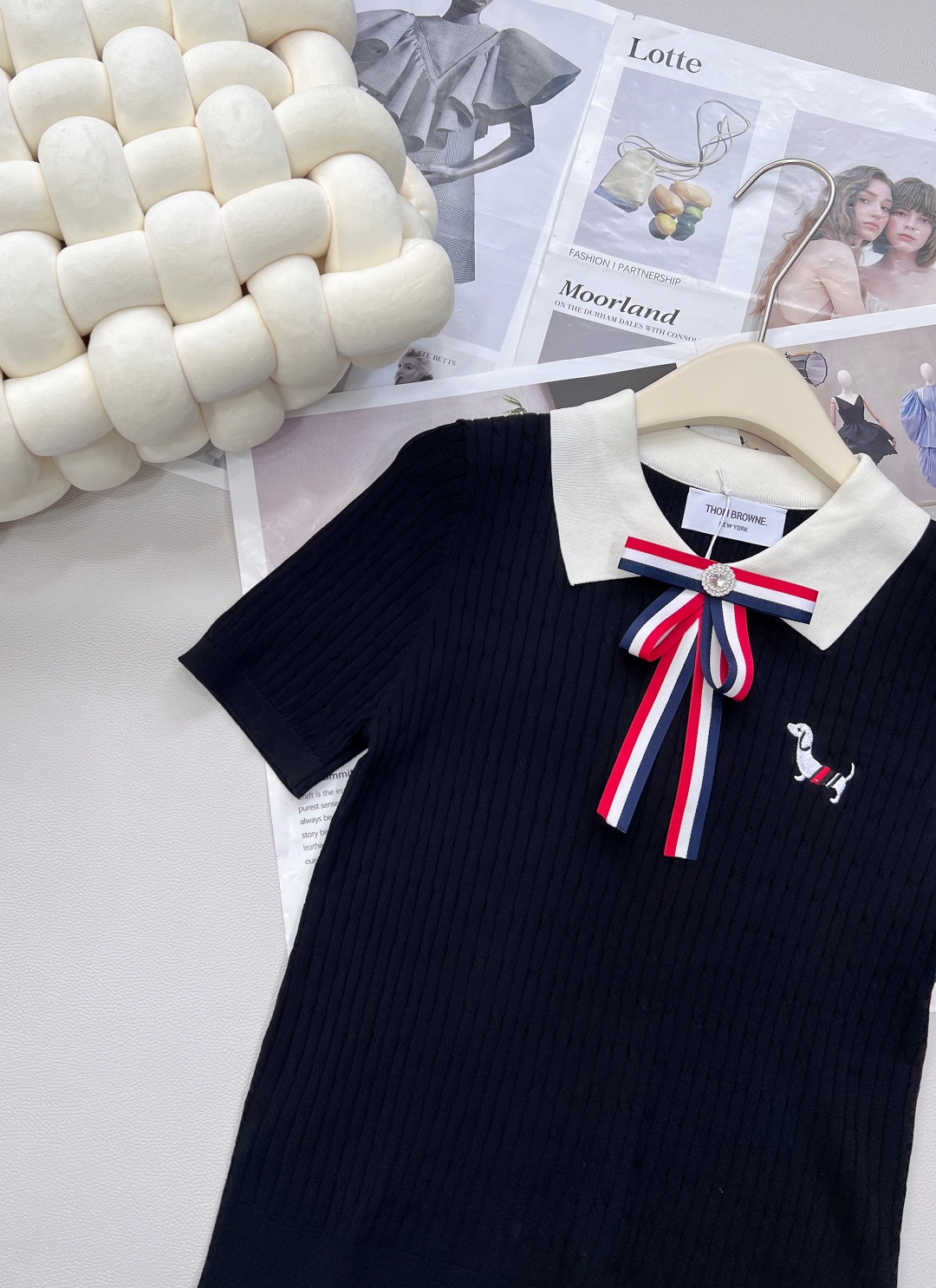 🆕 THOM BROWNE 学院风蝴蝶结装饰小狗翻领针织衫今年新出的Polo领撞色处理简直清新脱俗，是不
