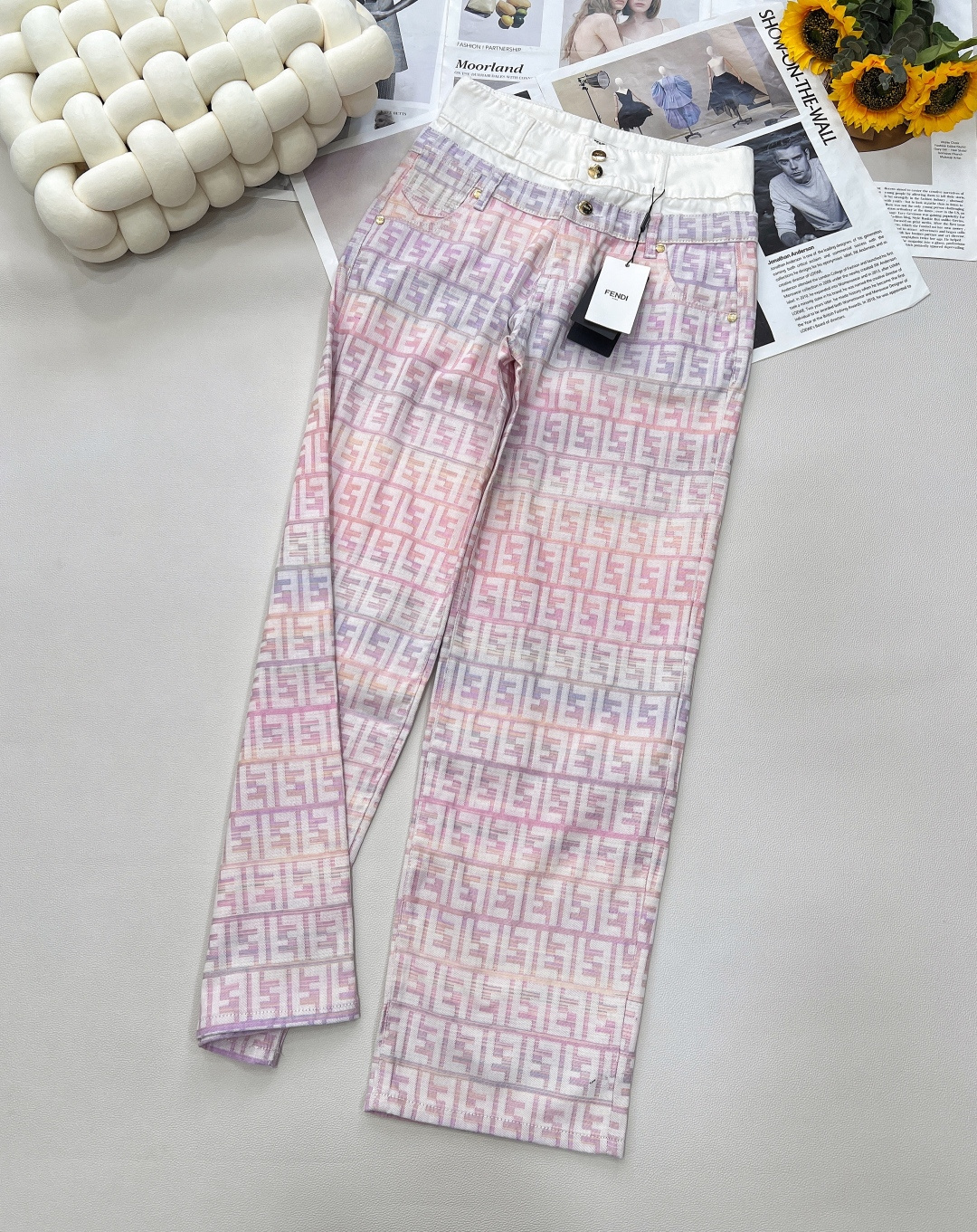 NO:429321,FENDI's new color embroidered letter jacquard straight trousers are made of imported denim cotton fabric, delicate, soft, comfortable, comfortable, comfortable, and comfortable upper body. The three-bar design, three-dimensional cut style is versatile and slimming, which can instantly lengthen the body proportions. The color embroidered letter jacquard design is very suitable for summer color matching, customized hardware accessories~ three standards are complete, large-scale products are available SML code, Fendi, alexander wang19860909FENDI新款彩色刺绣字母提花直筒长裤 采用进口牛仔棉面料细腻柔软舒适柔软舒适的触感上身舒服,三粒扣设计立体裁剪版型百搭又显瘦能瞬间拉长身材比例,彩色刺绣字母提花设计很适合夏天的配色耶定制五金配件~三标齐全,大货出 尺码sml 编码,,fendi,alexander wang,Women's clothing