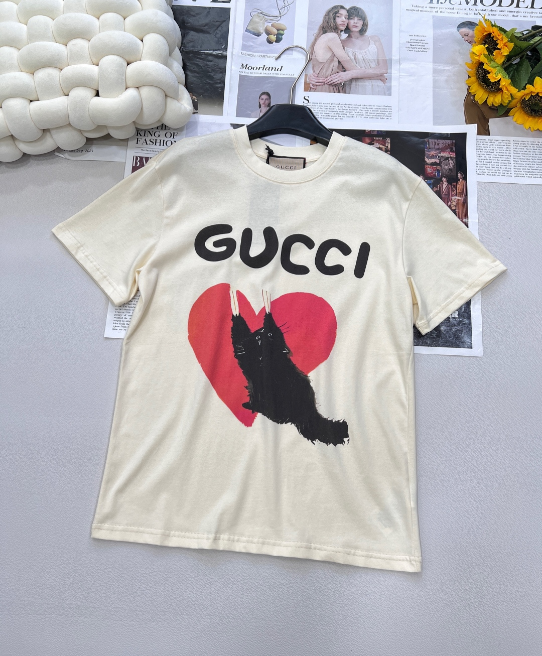 NO:430064,Gucci Cute Cat Love Printed Short Sleeve T-shirt Customized 280g same-cage dyed fabric, very comfortable to touch, comfortable to the upper body and skin!  !  The particularly energetic and sunny style pattern is full of childlike fun, cute critical hit, the best item of the year, the upper body is super cute and beautiful, the upper body is casual and fashionable, the fantastic pattern brings an imaginative fashion experience!  A single item with unique personality, a trendy style that perfectly interprets fashionable attitude and avant-garde sense, a high-end short-sleeved T-shirt with infinite dressing performance, cute and cute, a must-have for age reduction!  Fashionable and personalized, super versatile and beautiful, very suitable for both men and women, a must-have for everyone, a complete set of three-standard products, size sml code, gucci, T-shirt, tees, t-shirt, alexander wang19860909Gucci 可爱猫咪爱心印花短袖T恤 定制280克同缸染面料 手感非常舒服 上身亲肤舒适！！ 特别活力又阳光的风格 图案充满了童趣 可爱暴击 年度最佳单品 上身超可爱超好看 上身休闲时尚 奇幻般的图案 带来充满想象力的时尚体验！ 具备独特个性的单品,完美演绎时髦态度跟前卫感的潮款,具备无限穿搭性能的高端短袖T恤 又萌又可爱 减龄必备！ 时尚又个性 超级百搭好看的一款 男女都非常合适 人手必备款 ,三标齐全大货出 尺码sml 编码,,gucci,T-shirt,tees，t-shirt,alexander wang,Women's clothing