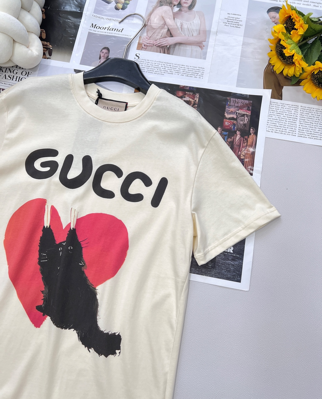 🆕 Gucci 可爱猫咪爱心印花短袖T恤定制280克同缸染面料 手感非常舒服 上身亲肤舒适！！特别活力又
