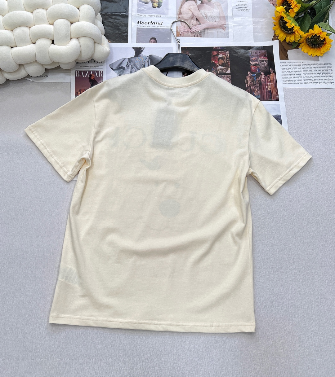 🆕 GUCCI 卡通呆萌哥哥和小鸟字母印花短袖T恤上身休闲时尚 奇幻般的图案 带来充满想象力的时尚体验！