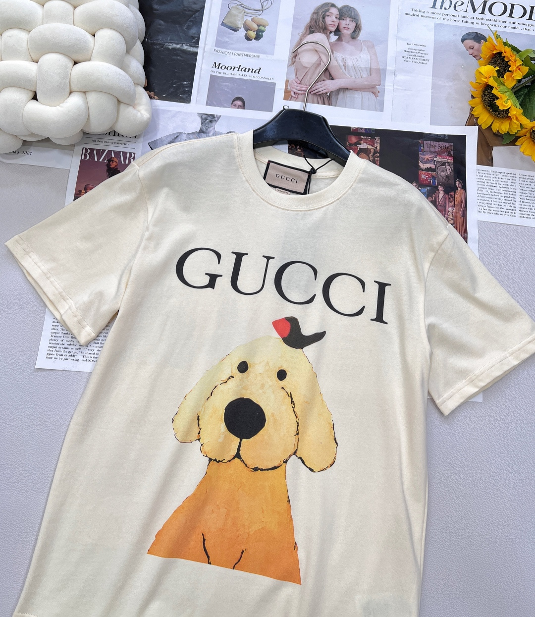 🆕 GUCCI 卡通呆萌哥哥和小鸟字母印花短袖T恤上身休闲时尚 奇幻般的图案 带来充满想象力的时尚体验！