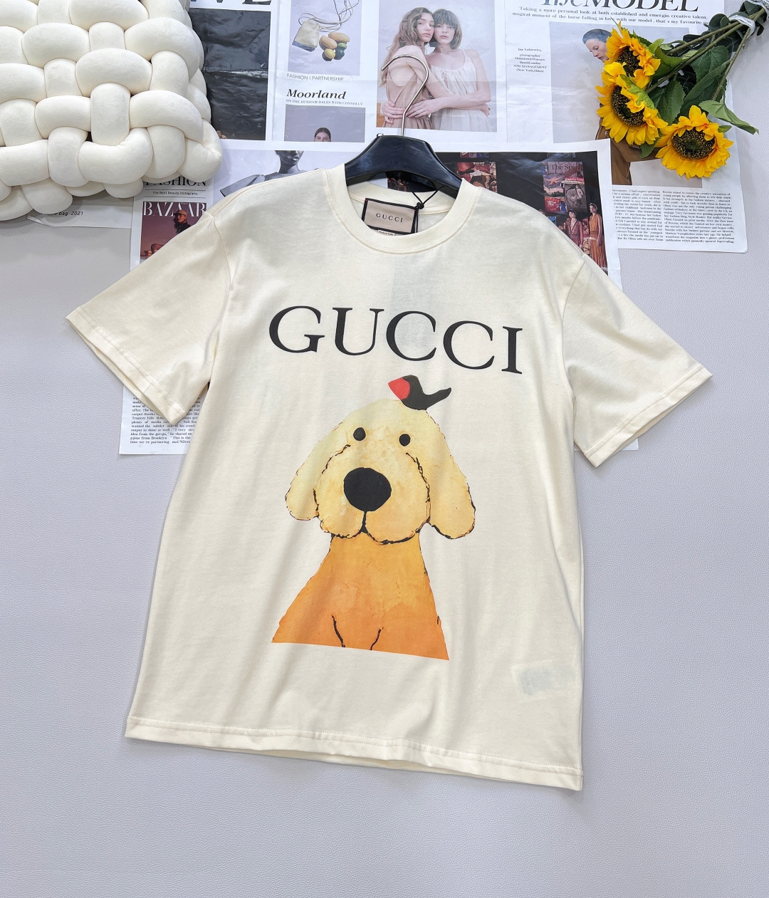 NO:430069,GUCCI cartoon cute brother and bird letter printed short-sleeved T-shirt, casual and fashionable upper body, fantastic patterns, bringing an imaginative fashion experience!  Definitely weaving and dyeing fabric, soft and smooth, comfortable for the upper body!  !  Cute Critical Strike, the best item of the year, the upper body is super cute and beautiful, not only suitable for daily outfits, but also can easily create a trendy look!  It has no resistance to cartoon graffiti with bright colors and high saturation, and hits the soul directly. It is definitely a vintage style. It is cute and cute. It is a must-have for age reduction!  Complete three standards, large-scale goods, size sml code, gucci, T-shirt,tees, t-shirt,alexander wang19860909GUCCI 卡通呆萌哥哥和小鸟字母印花短袖T恤 上身休闲时尚 奇幻般的图案 带来充满想象力的时尚体验！定织定染面料 手感柔软顺滑 上身亲肤舒适！！可爱暴击 年度最佳单品 上身超可爱超好看 不仅适合日常穿搭 还能轻松打造出潮流look！对色彩鲜艳饱和度高的卡通涂鸦毫无抵抗力,直击灵魂 vintage风妥妥拿捏 又萌又可爱 减龄必备！三标齐全,大货出 尺码sml 编码,,gucci,T-shirt,tees，t-shirt,alexander wang,Women's clothing