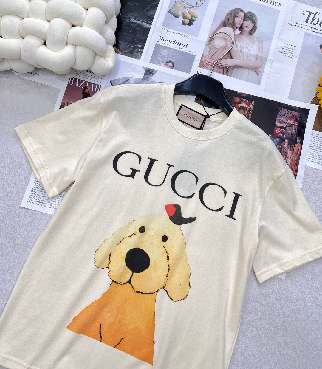 🆕 GUCCI 卡通呆萌哥哥和小鸟字母印花短袖T恤上身休闲时尚 奇幻般的图案 带来充满想象力的时尚体验！