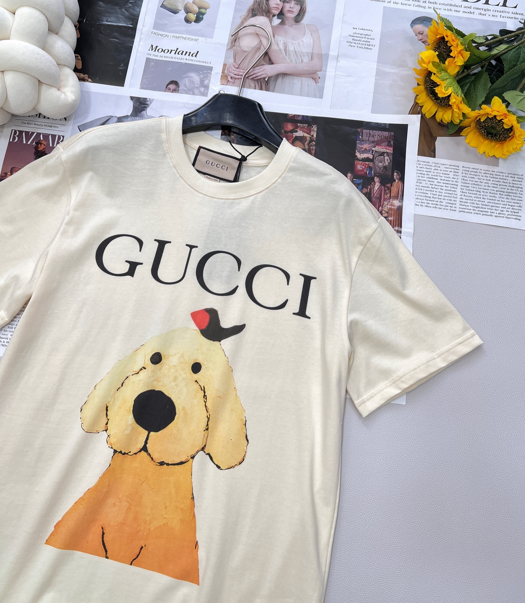 🆕 GUCCI 卡通呆萌哥哥和小鸟字母印花短袖T恤上身休闲时尚 奇幻般的图案 带来充满想象力的时尚体验！