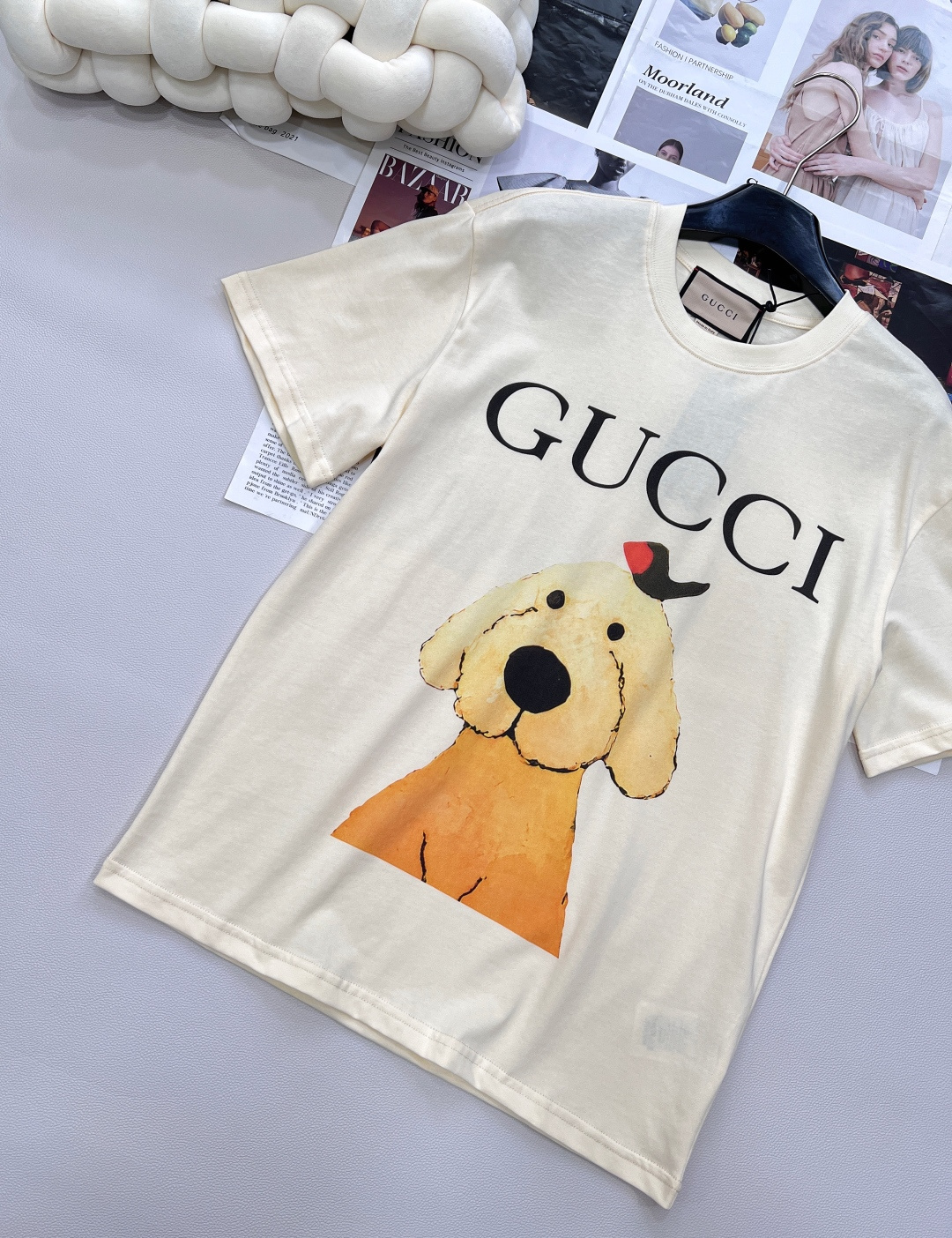 🆕 GUCCI 卡通呆萌哥哥和小鸟字母印花短袖T恤上身休闲时尚 奇幻般的图案 带来充满想象力的时尚体验！