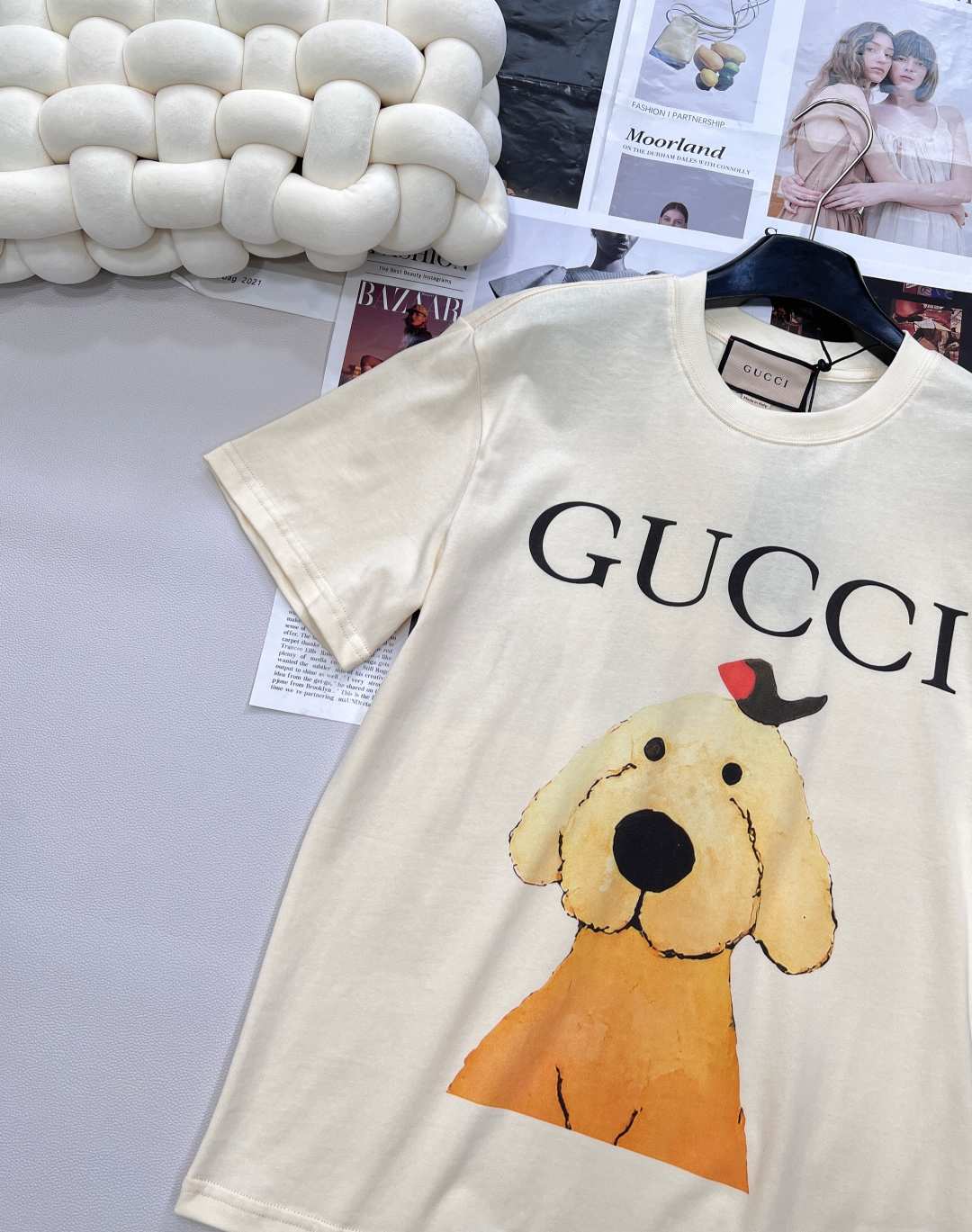 🆕 GUCCI 卡通呆萌哥哥和小鸟字母印花短袖T恤上身休闲时尚 奇幻般的图案 带来充满想象力的时尚体验！
