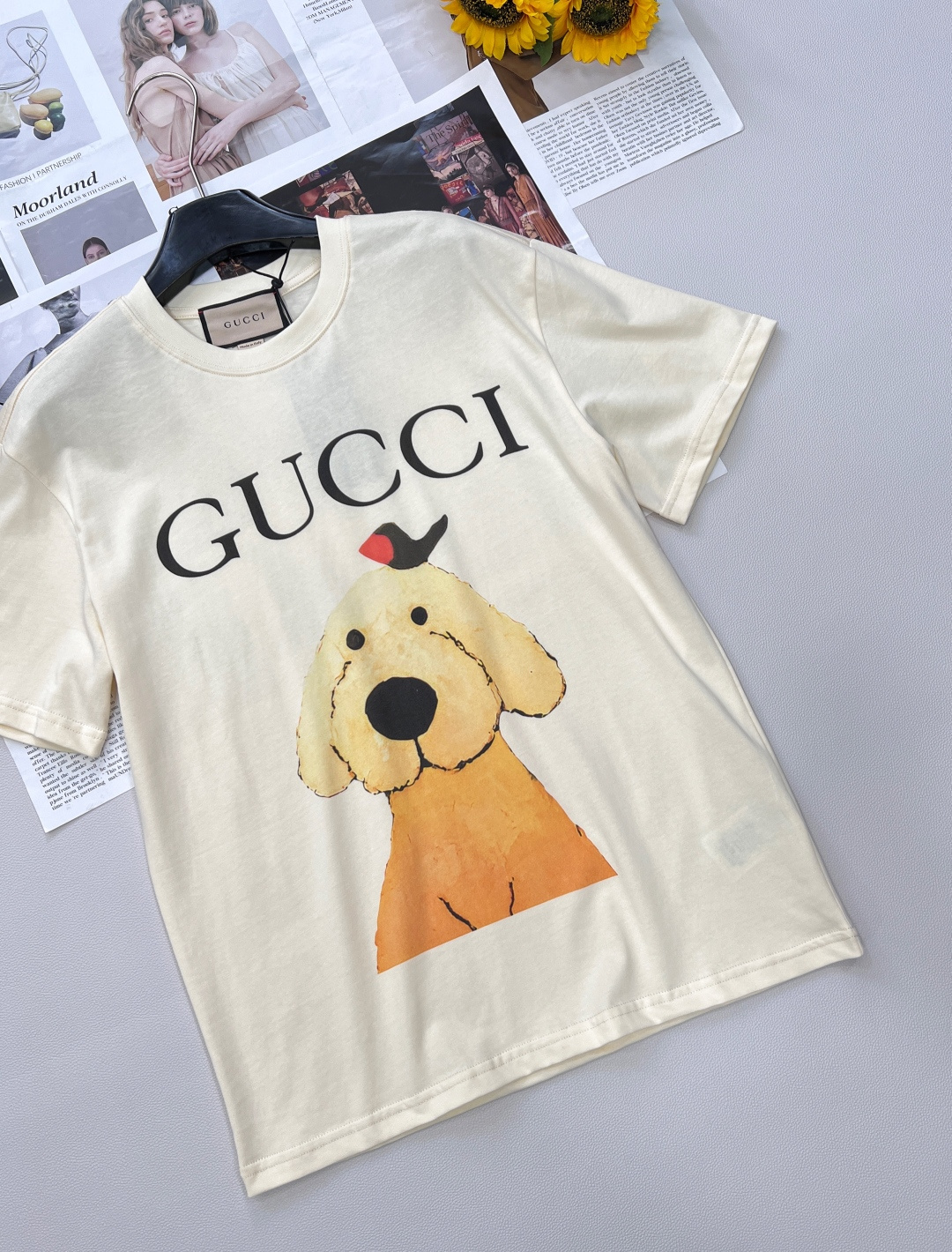 🆕 GUCCI 卡通呆萌哥哥和小鸟字母印花短袖T恤上身休闲时尚 奇幻般的图案 带来充满想象力的时尚体验！