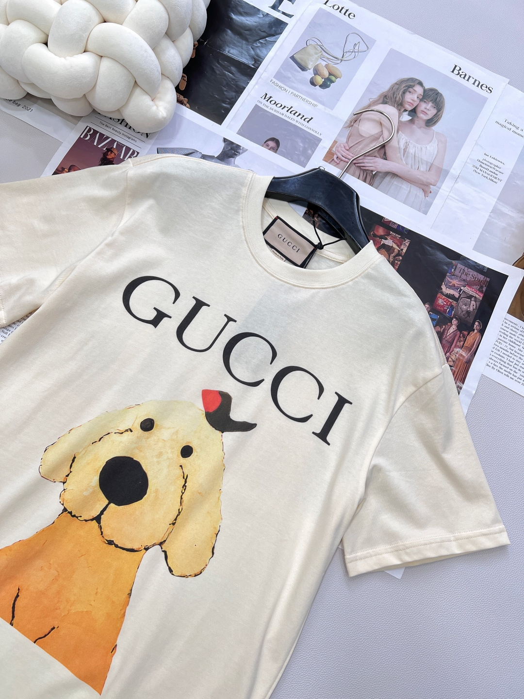 🆕 GUCCI 卡通呆萌哥哥和小鸟字母印花短袖T恤上身休闲时尚 奇幻般的图案 带来充满想象力的时尚体验！