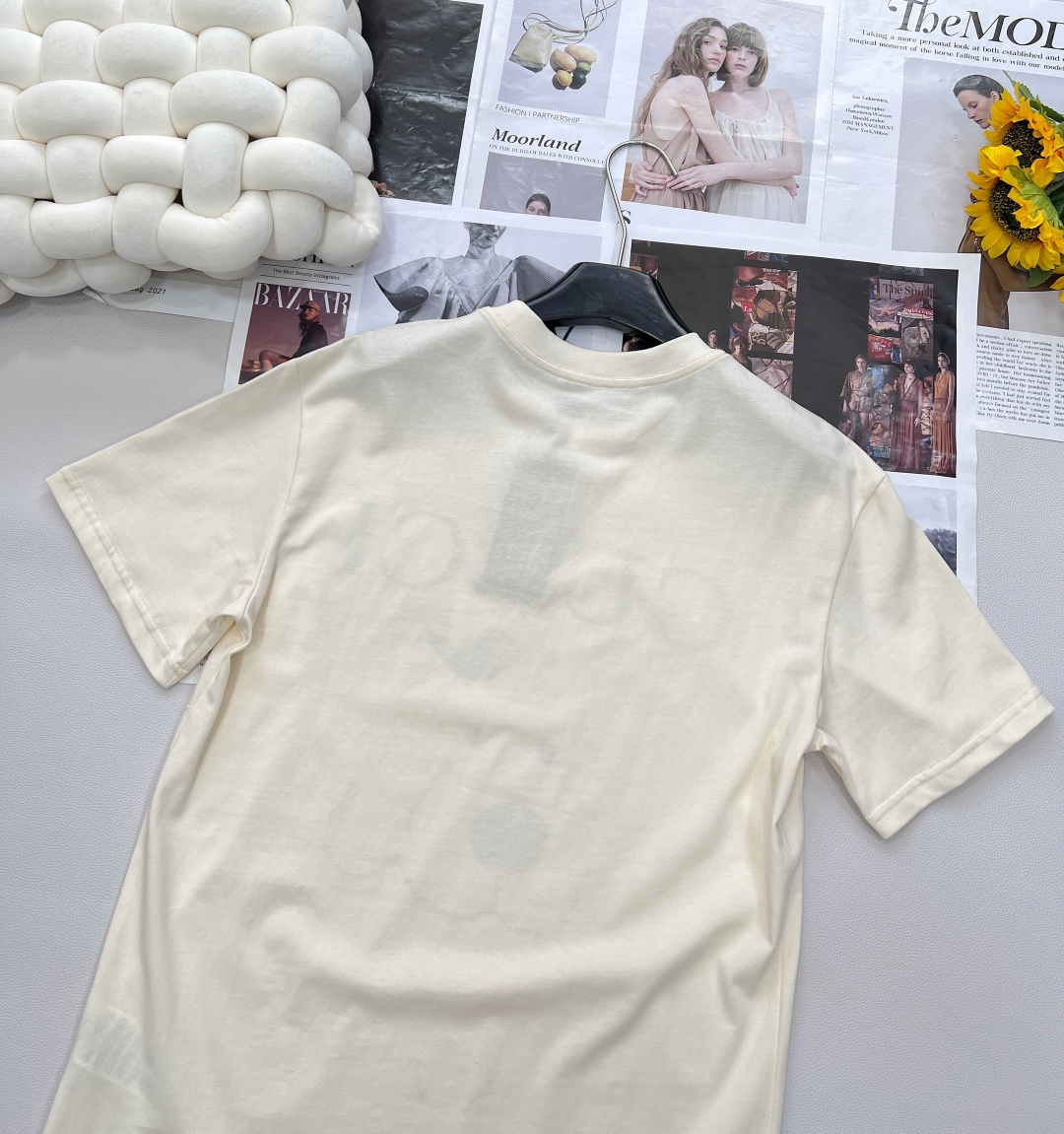 🆕 GUCCI 卡通呆萌哥哥和小鸟字母印花短袖T恤上身休闲时尚 奇幻般的图案 带来充满想象力的时尚体验！