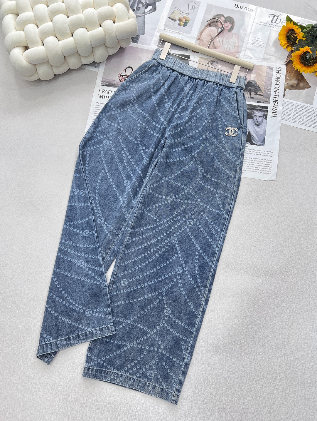 NO:430074,CHANEL's new full-laser logo elastic waist straight jeans | The lazy and relaxing feeling of fashion essence, this pair of small fragrant straight jeans will firmly grasp the slackness and exquisiteness. The classic double C logo engraved with lasers is like wearing the elegant password of Grandma Xiang on her body. The retro denim blue comes with a high-end filter, and any shot will have a 'noble and effortless' fashion sense~ The elastic waist design is so thoughtful!  The belly is not tight and the flesh is hidden, and the straight pants are even more outstanding. One-click stretching of the leg line. Whether it is a pear-shaped or an apple-shaped figure, you can get straight chopstick legs when wearing it. The soft denim fabric is full of comfort and is not as hard as traditional denim. When you go out on the street every day, you will wear a simple white T-shirt, hot girl short top, or a small fragrant jacket to go on the exquisite route. It is perfect no matter how you wear it. It is a perfect dressing panacea!  Fashionable and easy to match. Whoever wears it is a street-like beauty. The sister who lacks this pair of 'god pants' in the wardrobe, just close your eyes and rush it to the end~ The three-standard product is available in large sizes. Size sml code, chanel, jeans, jackets & coats, alexander wang19860909CHANEL新款满激光logo松紧腰直筒牛仔裤 | 时髦精的慵懒松弛感,这条小香风直筒牛仔裤,把松弛感和精致感狠狠拿捏 满幅激光镌刻的经典双C logo,像把香奶奶的优雅密码穿在身上,复古牛仔蓝自带高阶滤镜,随便一拍都有「贵气不费力」的时尚感~ 松紧腰设计太贴心！不勒肚子还藏肉,直筒裤型更绝,一键拉长腿线,不管是梨形还是苹果型身材,穿上都能get笔直筷子腿 软乎乎的牛仔面料,舒适度拉满,不像传统牛仔那么硬邦邦,日常出街配简约白T、辣妹短上衣,或是搭件小香风外套走精致路线,怎么穿都好绝,妥妥的穿搭万金油！ 时髦藏肉又好搭,谁穿谁是街头氛围感美女,衣柜里缺这条“神裤”的姐妹,闭眼冲就完事儿～三标齐全大货出 尺码sml 编码,,chanel,jeans,jackets & coats,alexander wang,Women's clothing