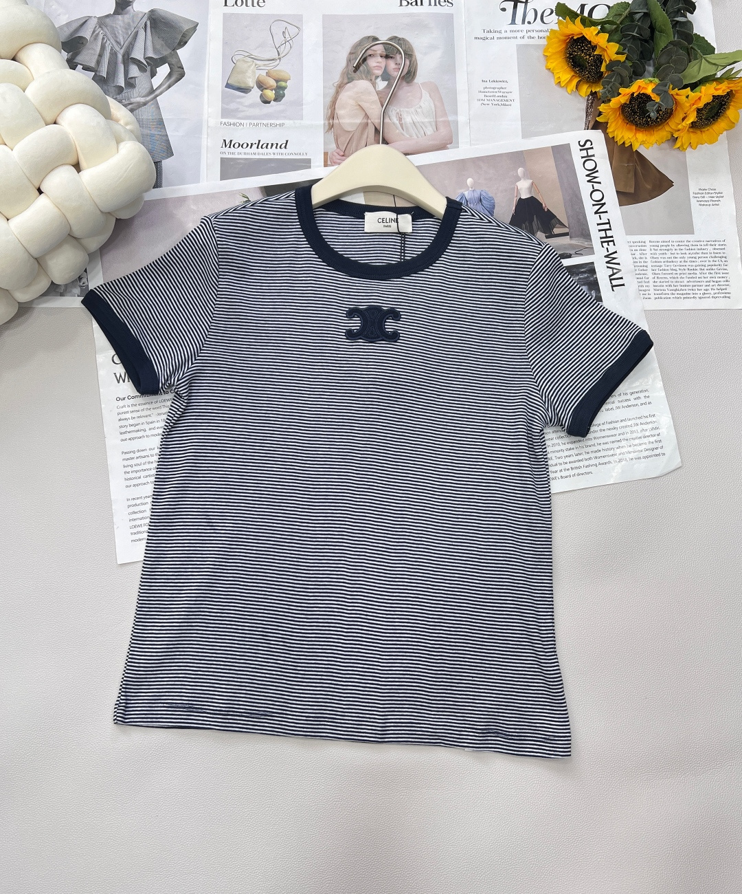 NO:430031,CELINE Arc de Triomphe logo embroidered striped short-sleeved T-shirt color-blocked striped decorative logo logo patch, casual and versatile ~ Customized color woven striped pure cotton fabric, soft, skin-friendly and breathable, very easy to wear!  The fitting style, neckline and short-sleeved navy blue trim, and the Arc de Triomphe logo patch on the front highlights the recognition. It is simple but not simple. It is very practical when paired with various skirts and trousers. Simple and versatile!  It feels very age-reducing and advanced!  Slimming temperament versatile items ~ Size sml code, celine, skirts, T-shirt, tees, t-shirt, alexander wang19860909CELINE 凯旋门logo徽标刺绣条纹短袖T恤 拼色条纹装饰logo徽标贴片,休闲百搭～ 定制色织的条纹纯棉面料,柔软亲肤透气,非常好穿！ 合身版型,领口和短袖藏蓝色边饰边,正面凯旋门徽标识贴片凸显辨识度,简约而不简单,搭配各式裙装裤装都巨实穿 简约百搭！很减龄又高级的感觉！显瘦气质 百搭单品～ 尺码sml 编码,,celine,skirts,T-shirt,tees，t-shirt,alexander wang,Women's clothing