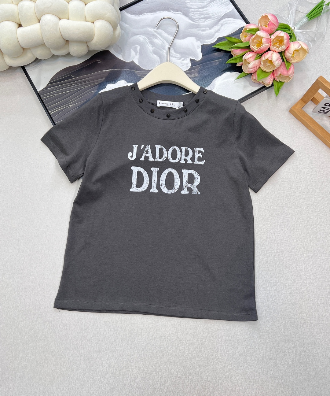 NO:430089,Dior2025SS new rivets made of old cotton short sleeves Customized YB twill cotton material Comfortable texture and easy to wear Round neck short sleeves cut, delicate and soft, the chest centered in white, depicts the letter logo in the old style, highlights the high-end feeling of outfit, edge thread treatment, neckline and rivet design, make simple styles look unique, the outfit shows a relaxed tone, fashionable neutral and cool, single wear and layering, the first choice for fashionable outfits, customized surface accessories, three standards, two colors, size sml code, dior, T-shirt, alexander wang19860909Dior2025SS新款铆钉做旧全棉短袖 定制YB斜纹全棉材质 质感舒适 弹力好穿 圆领短袖剪裁 通体细腻柔软 胸前居中以磨白作旧风格描绘字母徽标 凸显穿搭高级感 包边螺纹处理 领口配合铆钉设计 让简单款式穿出个性 穿搭尽显松弛调性 洋气中性飒爽 单穿叠穿均可 四季时尚穿搭首选 定制面辅料 ,三标齐全,两色出 尺码sml 编码,,dior,T-shirt,alexander wang,Women's clothing