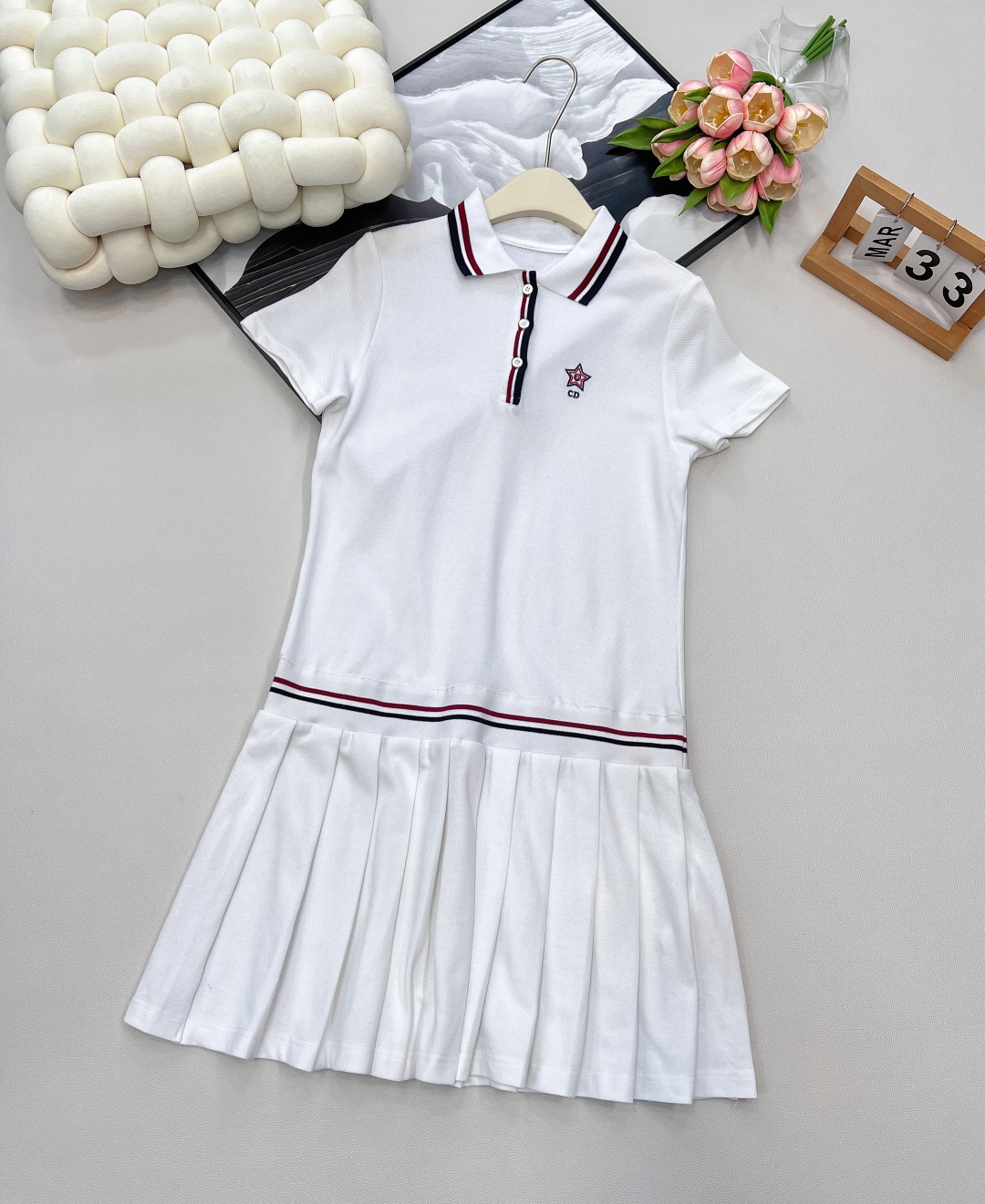 NO:430104,Dior25Ss spring and summer new style, college style classic lapel pleated dress丨Exclusive yb development!  High-end production!  Pearl-floor cotton material, with holes, breathable and comfortable, lapel pleated dress style, neckline half-open button treatment, random adjustment, ready-made clothes are distributed in contrasting threads on the front of the collar as the highlight, echoing the five-pointed star letter logo on the chest, low-key highlighting the brand's personality charm, rich design levels, stripes as the dividing line, the skirt is neat and pleated, whether it is worn for daily travel or leisure and entertainment, three-marks are complete and large-scale products are shipped SML code, Dior, skirts, alexander wang19860909Dior25Ss春夏新款 学院风经典翻领百褶连衣裙丨独家yb开发！高版出品！珠地全棉材质 自带孔洞 透气舒适 翻领百褶连衣裙版型 领口半开襟钮扣处理 随意调节 成衣以螺纹撞色分布于领边前襟作为亮点 与胸前五角星字母标识呼应 低调彰显了品牌个性魅力 丰富设计层次 下半身以条纹为分割线划分比例 裙摆利落压褶 无论穿搭日常出行还是休闲娱乐,三标齐全大货出 尺码sml 编码,,dior,skirts,alexander wang,Women's clothing