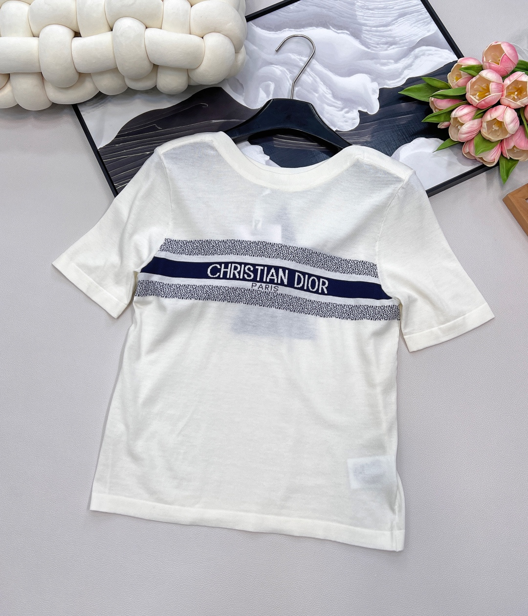 NO:430114,Dior's new style has two letters, jacquard knitted short sleeves, one side is classic letters, and the other side is eye-catching five-pointed star pattern. One piece = two pieces, the dressing style is doubled!  Selected knitted fabrics are skin-friendly, breathable and drapey, and they are refreshing and unburdened in summer~ The front and back switching is super easy. If you want to go to the simple and high-end style, or have some personalized thoughts, it is up to you to decide!  Everyday fits jeans and small skirts. Whether it is commuting or going out on the street or dating, you can easily match the exquisite style of Dior girls. It is easy to grasp the fashionable and practical. Whoever wears it falls in love with the complete three-standard and three-color size sml code, dior, dior, skirts, jeans, T-shirt, alexander wang19860909Dior新款正反两穿字母提花针织短袖,一面是经典字母提花,一面是吸睛五角星图案,一件=两件,穿搭玩法直接翻倍！ 精选针织面料,亲肤透气又有垂坠感,夏季穿也清爽无负担～正反切换超轻松,想走简约高级风,或是玩点个性小心思,全由你说了算！ 日常配牛仔裤、小裙子都适配,不管是通勤出街还是约会聚会,随手一搭就是迪奥女孩的精致范儿,轻松拿捏时髦与实用,谁穿谁爱上三标齐全,三色出 尺码sml 编码,,dior,dior,skirts,jeans,T-shirt,alexander wang,Women's clothing