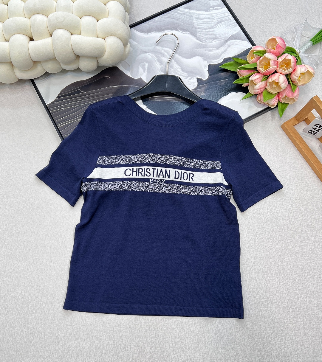 NO:430124,Dior's new style has two letters, jacquard knitted short sleeves, one side is classic letters, and the other side is eye-catching five-pointed star pattern. One piece = two pieces, the dressing style is doubled!  Selected knitted fabrics are skin-friendly, breathable and drapey, and they are refreshing and unburdened in summer~ The front and back switching is super easy. If you want to go to the simple and high-end style, or have some personalized thoughts, it is up to you to decide!  Everyday fits jeans and small skirts. Whether it is commuting or going out on the street or dating, you can easily match the exquisite style of Dior girls. It is easy to grasp the fashionable and practical. Whoever wears it falls in love with the complete three-standard and three-color size sml code, dior, dior, skirts, jeans, T-shirt, alexander wang19860909Dior新款正反两穿字母提花针织短袖,一面是经典字母提花,一面是吸睛五角星图案,一件=两件,穿搭玩法直接翻倍！ 精选针织面料,亲肤透气又有垂坠感,夏季穿也清爽无负担～正反切换超轻松,想走简约高级风,或是玩点个性小心思,全由你说了算！ 日常配牛仔裤、小裙子都适配,不管是通勤出街还是约会聚会,随手一搭就是迪奥女孩的精致范儿,轻松拿捏时髦与实用,谁穿谁爱上三标齐全,三色出 尺码sml 编码,,dior,dior,skirts,jeans,T-shirt,alexander wang,Women's clothing