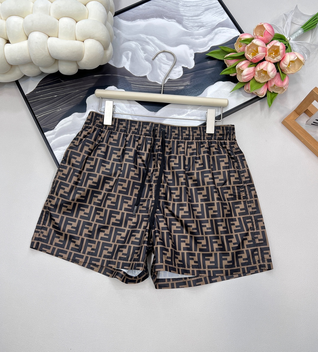 NO:430153,FENDI double F presbyop casual shorts classic replica, new interpretation of old-fashioned flowers. The iconic double F Monogram print, loose silhouette encounters neat tailoring, relaxed and moderate, high-end and lazy. It can withstand the cycle of fashion and is filled with retro feel. The combination of charm and basic styles is combined, with a playful meaning and romantic style. Classic presbyops are always classic and durable, and the overall color scheme is very comfortable!  All-match leisure, beach vacation, home leisure, gym equipment, morning and night running, practicality and functionality. The three standards are complete, large-scale products are size sml code, fendi, shorts, alexander wang19860909FENDI 双F老花休闲短裤 经典复刻,老花新绎 标志性双F Monogram印花,宽松廓形邂逅利落剪裁,松弛有度,高级慵懒 经得住时尚的轮回,弥漫着复古feel 将魅力风情与基础款式融合糅合,戏谑意味与浪漫风情,经典老花总是经典耐看,配色整体是让人非常舒服的！ 百搭休闲,海边度假、居家休闲、健身房装备,晨跑夜跑都必备,实用度兼顾功能性.三标齐全,大货出 尺码sml 编码,,fendi,shorts,alexander wang,Women's clothing