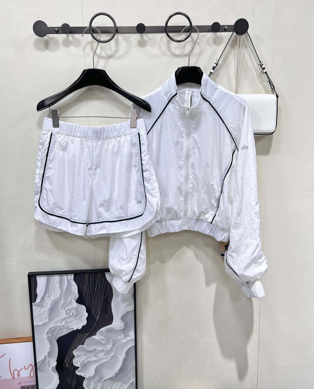 NO:430668,alo new ultra-thin sun protection short jacket shorts set, thin fabric as air, almost no weight in your pocket, and you will carry no burden when you go out~ The jacket is a short stand-up collar design, with neat lines showing spirit, the cuffs are slightly closed, and the flesh is slack and slim; the shorts are elastic and fit with various figures, and the side contrasting lines are outlined, simple and cool. The whole set is mainly a 'sun protection + breathable' double online, ultraviolet rays block outside, and the skin can breathe freely. The air-conditioned room is also very powerful as a small jacket, which is anti-cold and not stuffy~ Wear a small suspender and sports underwear in daily life, whether it is outdoor yoga, shopping, or citywalk, when wearing it, one-click to grasp 'sun protection + fashionable'. Wear it in summer, so comfortable that you want to weld it on your body, and the three marks are complete, large-scale products are size sml code, shorts, jackets &  coats,alexander wang19860909alo 新款超薄防晒短款外套短裤套装 , 轻薄如空气的面料,揣兜里几乎没重量,出门携带零负担～ 外套是短款立领设计,线条利落显精神,袖口微微收拢,藏肉又有松弛感；短裤松紧腰适配各种身形,侧边撞色线条勾勒,简约中带点运动酷感♀ 整套主打一个「防晒+透气」双在线,紫外线挡在外面,皮肤又能自由呼吸,空调房当小外套也很绝,防冷风又不闷～ 日常配个小吊带、运动内衣,不管是户外瑜伽、逛街暴走,还是citywalk 当穿搭,一键拿捏「防晒+时髦」,夏天穿它出门,舒服到想焊在身上三标齐全,大货出 尺码sml 编码,,shorts,jackets & coats,alexander wang,Women's clothing