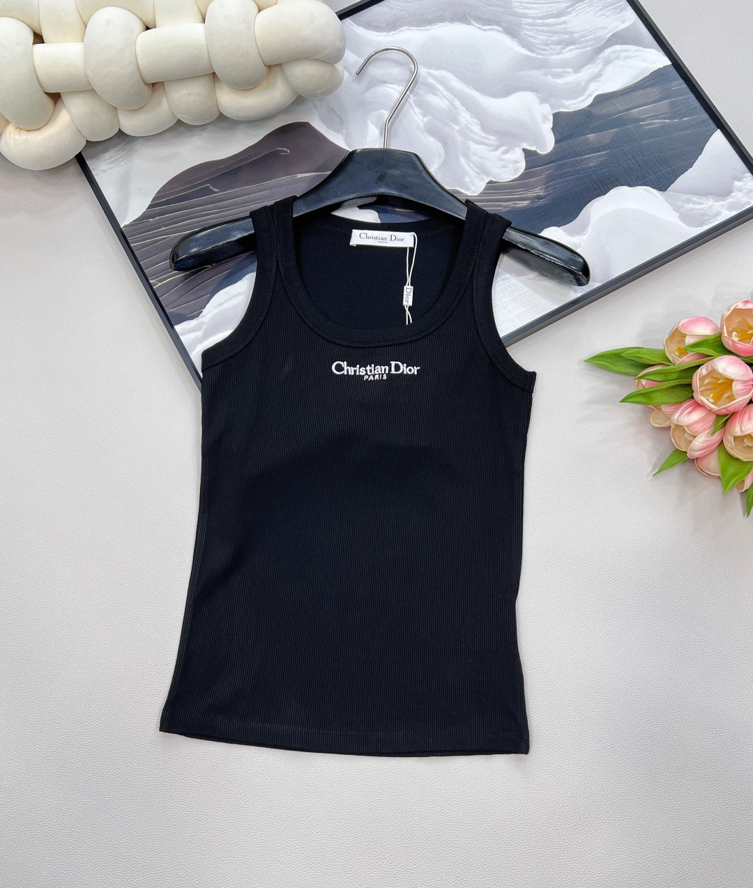 NO:430678,DIOR spring and summer new D-home small letter logo embroidered vest top, using high gram-heavy imported yarn, high elastic thread fabric, wide suspender edge covers trapezoidal muscles and auxiliary breasts, I-shaped waist-hugging design, elastic and slimming effect is particularly obvious!  The most simple style is available, the texture is online, the slack feels full and comfortable, and there are styles to wear alone or layer, which is a must-have for people’s hands!  Two colors, three standards are complete, size sml code, dior, dior, alexander wang19860909DIOR春夏新款D家小字母logo刺绣背心上衣 选用高克重进口纱线高弹螺纹面料,宽吊带边遮斜方肌遮副乳,工字收腰设计,弹性感修身显瘦效果特别明显！极简出型,质感在线,松弛感拉满又舒适,单穿或者叠穿各有风格,人手刚需必备！两色出,三标齐全 尺码sml 编码,,dior,dior,alexander wang,Women's clothing