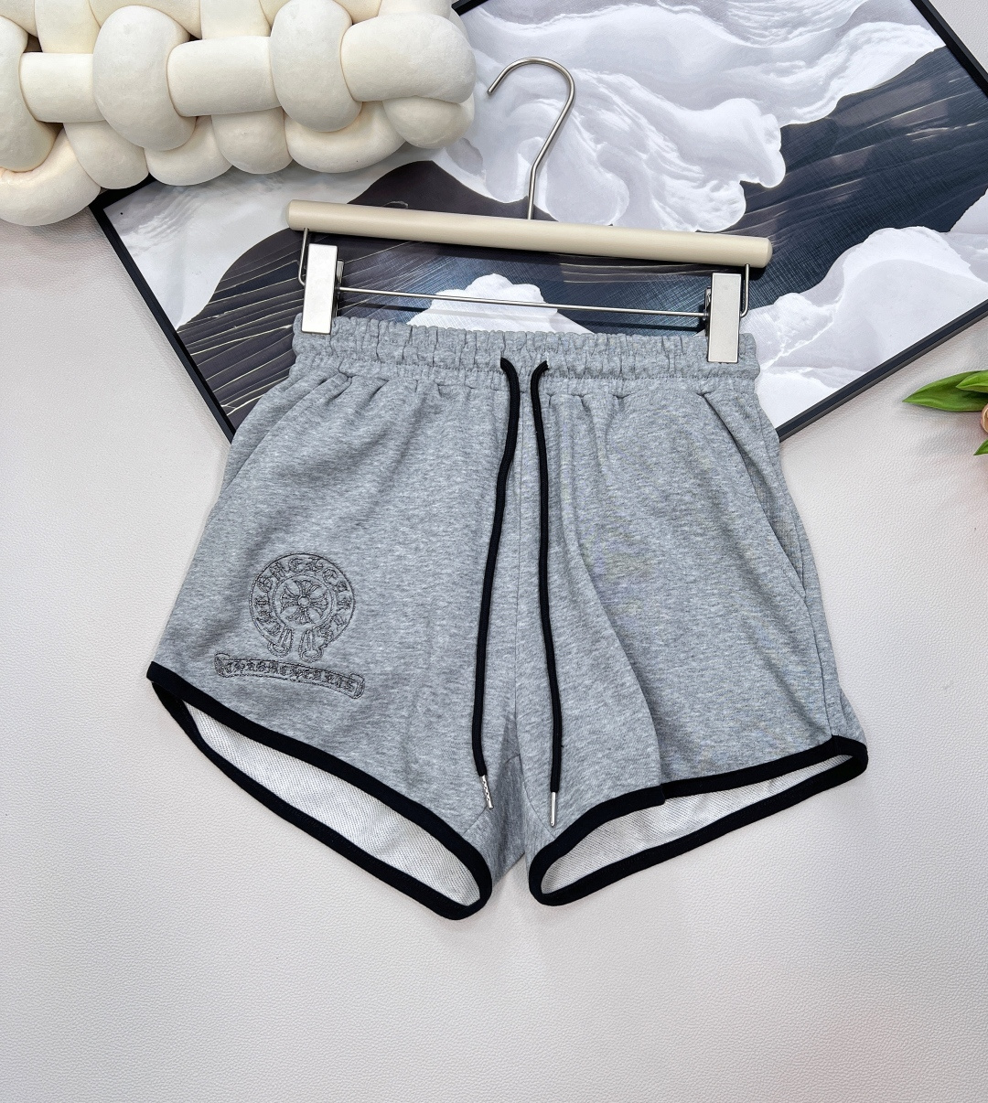 NO:430683,Chrome hearts new Crowe silver wire embroidered logo elastic waist drawstring casual shorts Customized YB twill cotton wool ring material Comfortable texture Fully-quality high-waisted shorts cut Waist drawstring adjust elasticity Form a structural collision Add a casual and fashionable sense of workwear Heavy industry silver wire embroidered logo pattern More visual effect Improvement brand recognition Fashion trend Customized face accessories Accurate version Higher version, complete three standards!  Two colors size sml code, chrome hearts, chrome hearts, shorts, alexander wang19860909Chrome hearts新款克罗重工银丝刺绣徽标松紧腰抽绳休闲短裤 定制YB斜纹全棉毛圈材质 质感舒适 品相十足 高腰短裤裁剪 腰部抽绳调节松紧 形成结构性碰撞 增添工装休闲时尚感 重工银丝刺绣徽标图案 视觉效果更显丰富 品牌识别度提升 穿搭潮流 时髦洋气 定制面辅料 认准版本 高版本 ,三标齐全！两色出 尺码sml 编码,,chrome hearts,chrome hearts,shorts,alexander wang,Women's clothing