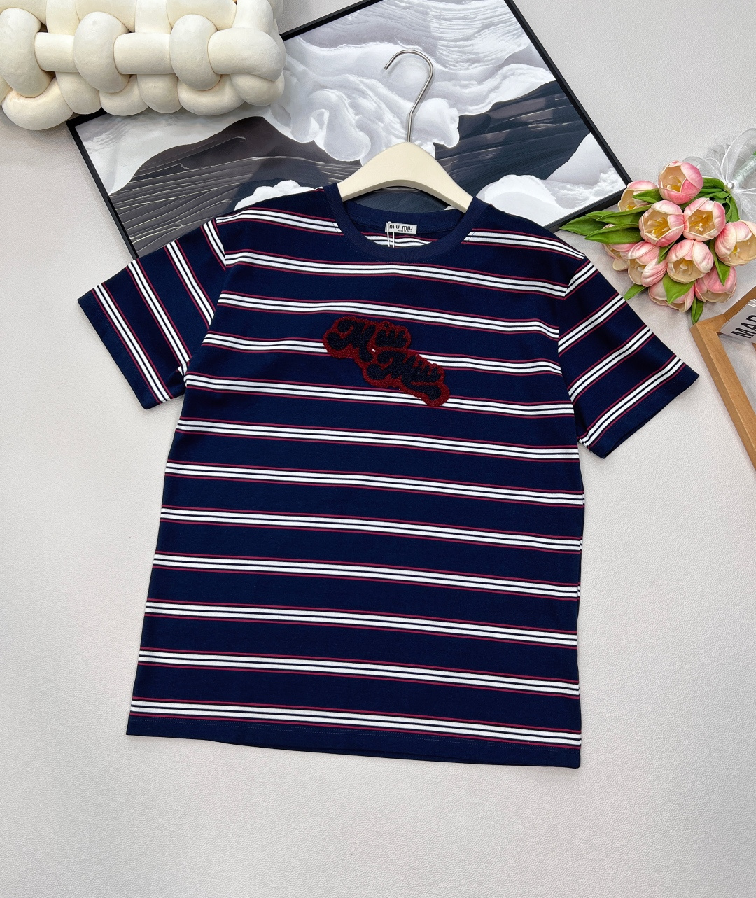 NO:430705,Miumiu's new towel embroidered striped short-sleeved top, customized YB imported cotton material, breathable and comfortable, full texture, regular short-sleeved top cut, the upper body presents a casual and lazy style, the whole body is intertwined with stripes, the same color, the neckline is wrapped to increase the beautiful and casual feeling, the inner wear is brilliant and fashionable, the chest pocket towel embroidered with embroidered logo, highlighting the brand style, made of gram-weight pure cotton, comfortable and easy to wear, four seasons fashion outfit, customized face accessories, accurate version, three standards, two colors, size sml code,,miumiu, T-shirt,alexander wang19860909Miumiu新款毛巾绣条纹短袖上衣,定制YB进口棉材质 透气舒适 质感十足 常规短袖上衣裁剪 上身呈现休闲慵懒的穿搭格调 通体条纹粗细交错 领口同色系包边 增加穿搭美高休闲感 单穿内搭都出彩时髦 胸前口袋毛巾绣点缀徽标 凸显品牌格调 采用克重纯棉制成 舒适好穿 四季时尚穿搭 定制面辅料 认准版本 ,三标齐全,两色出 尺码sml 编码,,miumiu,T-shirt,alexander wang,Women's clothing